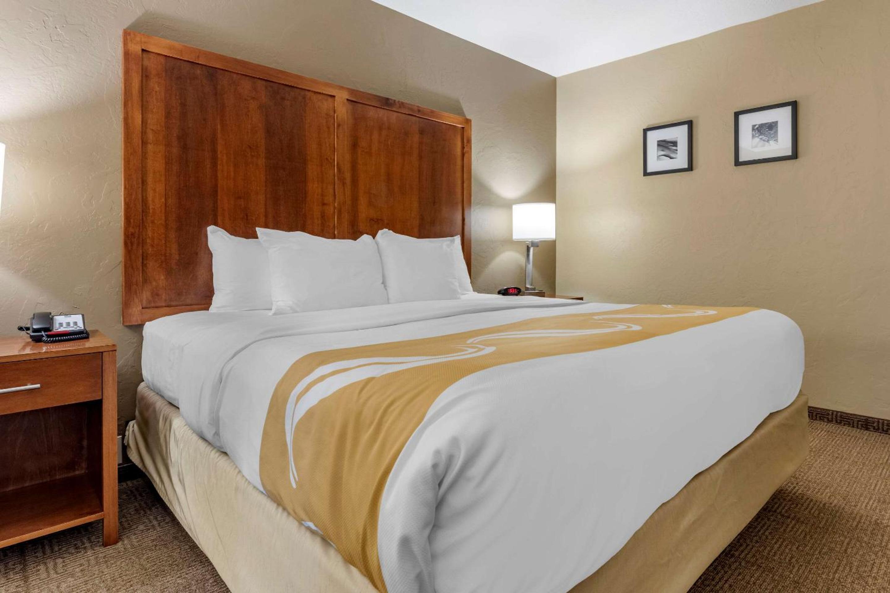 King Room - Non-Smoking - Photo 5