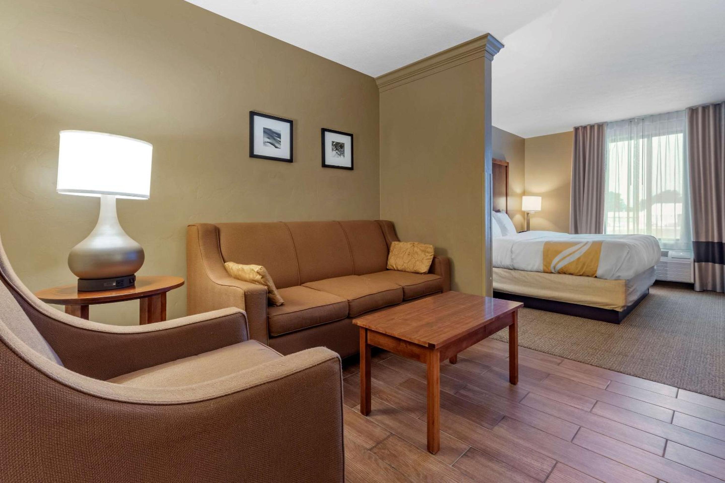 King Suite with Sofa-Bed - Non-Smoking/No Pets - Photo 4