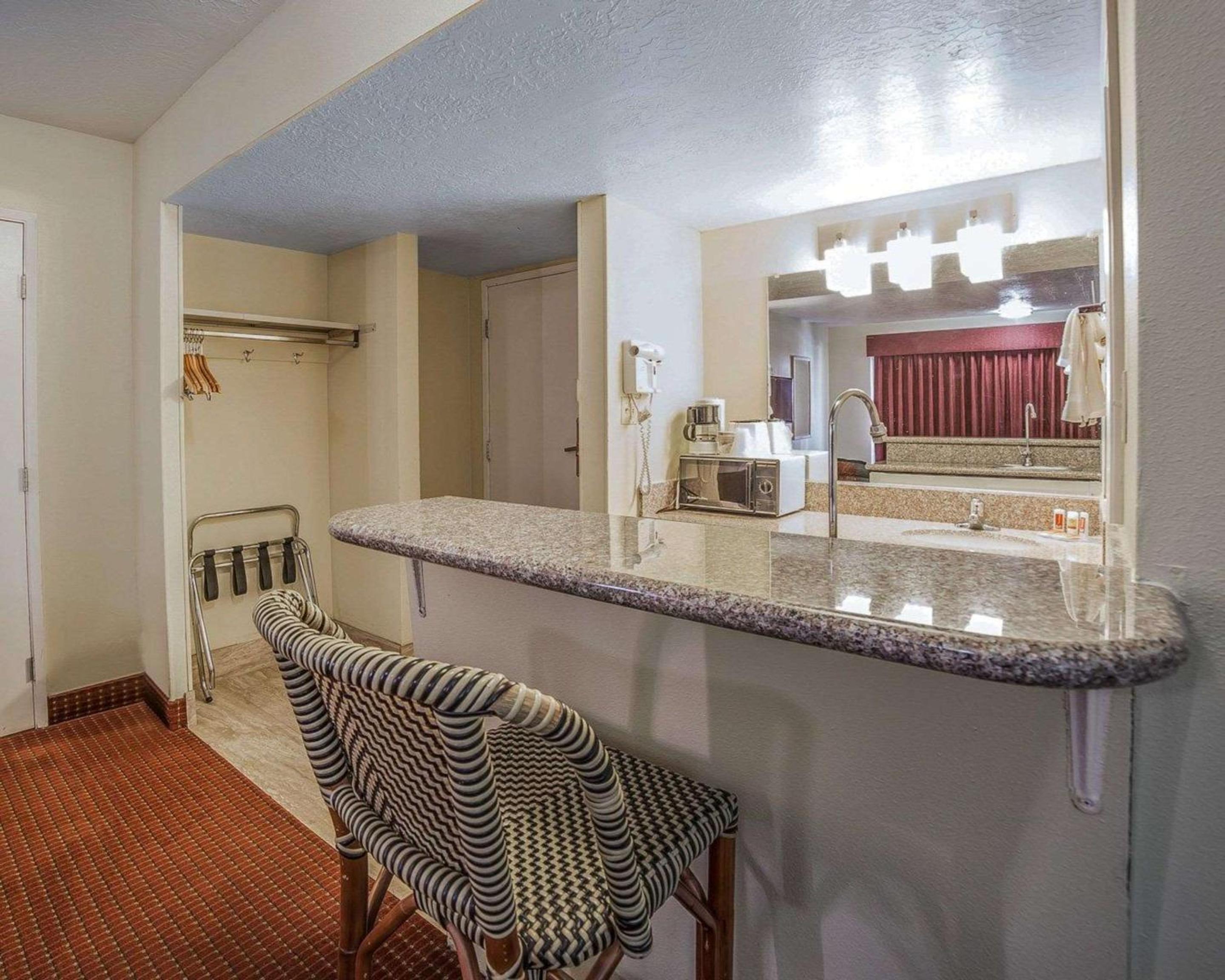 King Mini Suite - Photo 11