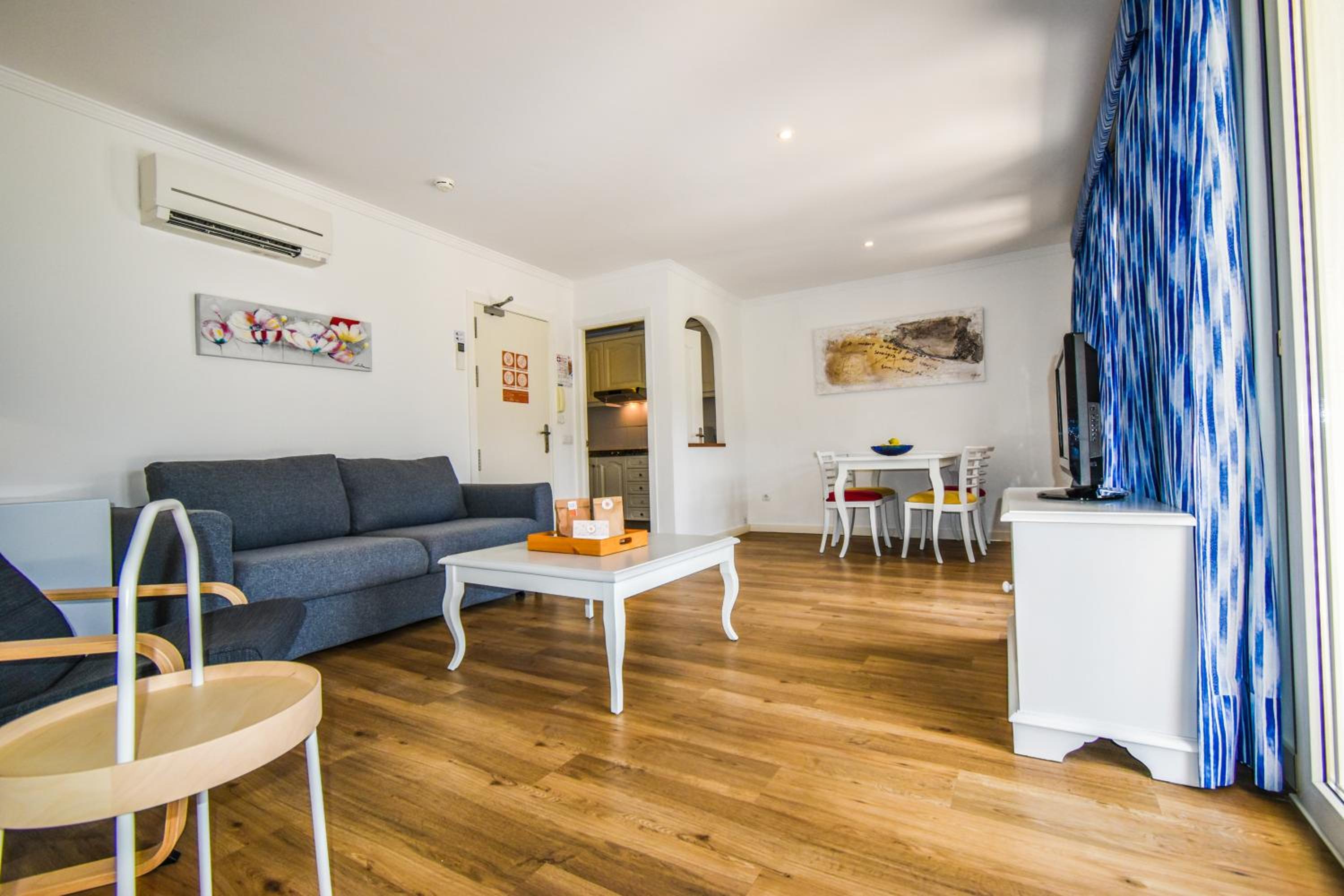 One-Bedroom Apartment with Mountain View photo 2