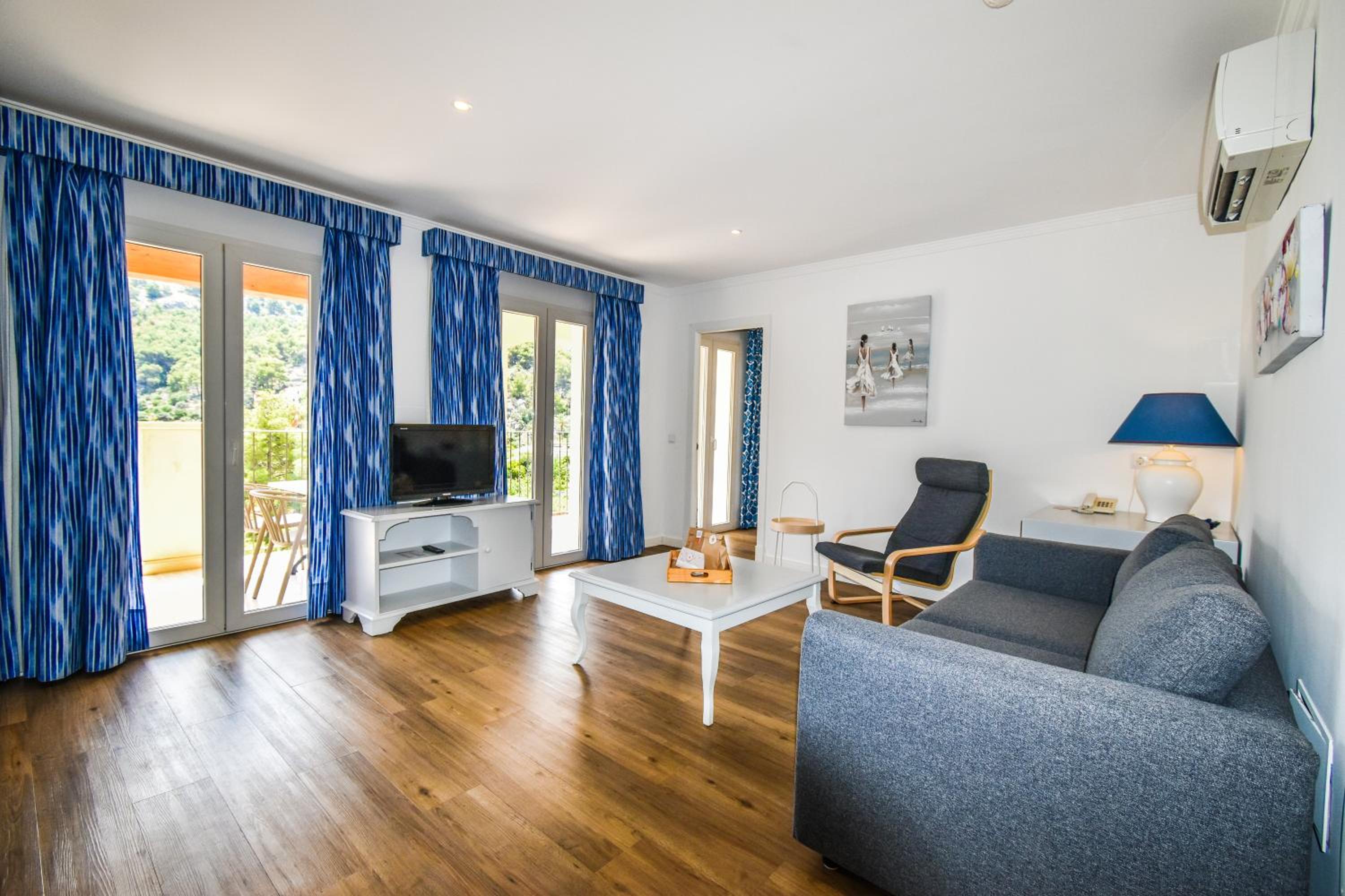 One-Bedroom Apartment with Mountain View