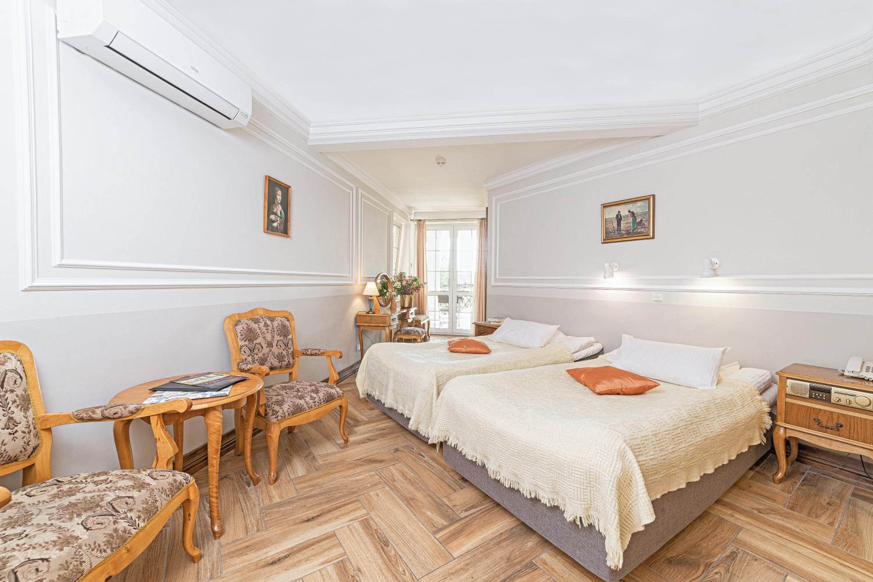 Family Studio with Terrace and Czos Lake View photo 2
