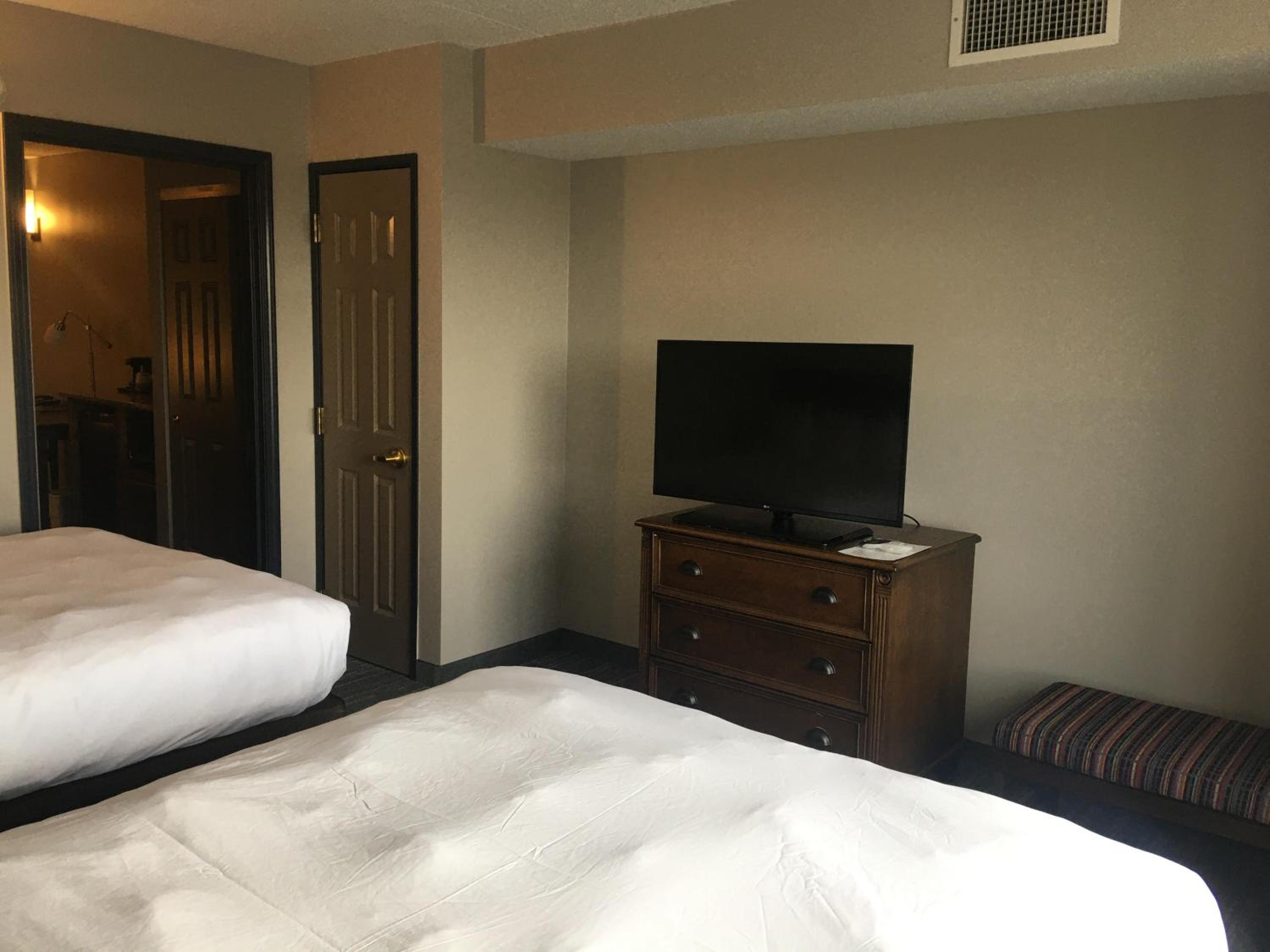 One-Bedroom Suite with Two Queen Beds and Sofa Bed - Non-Smoking - Photo 6