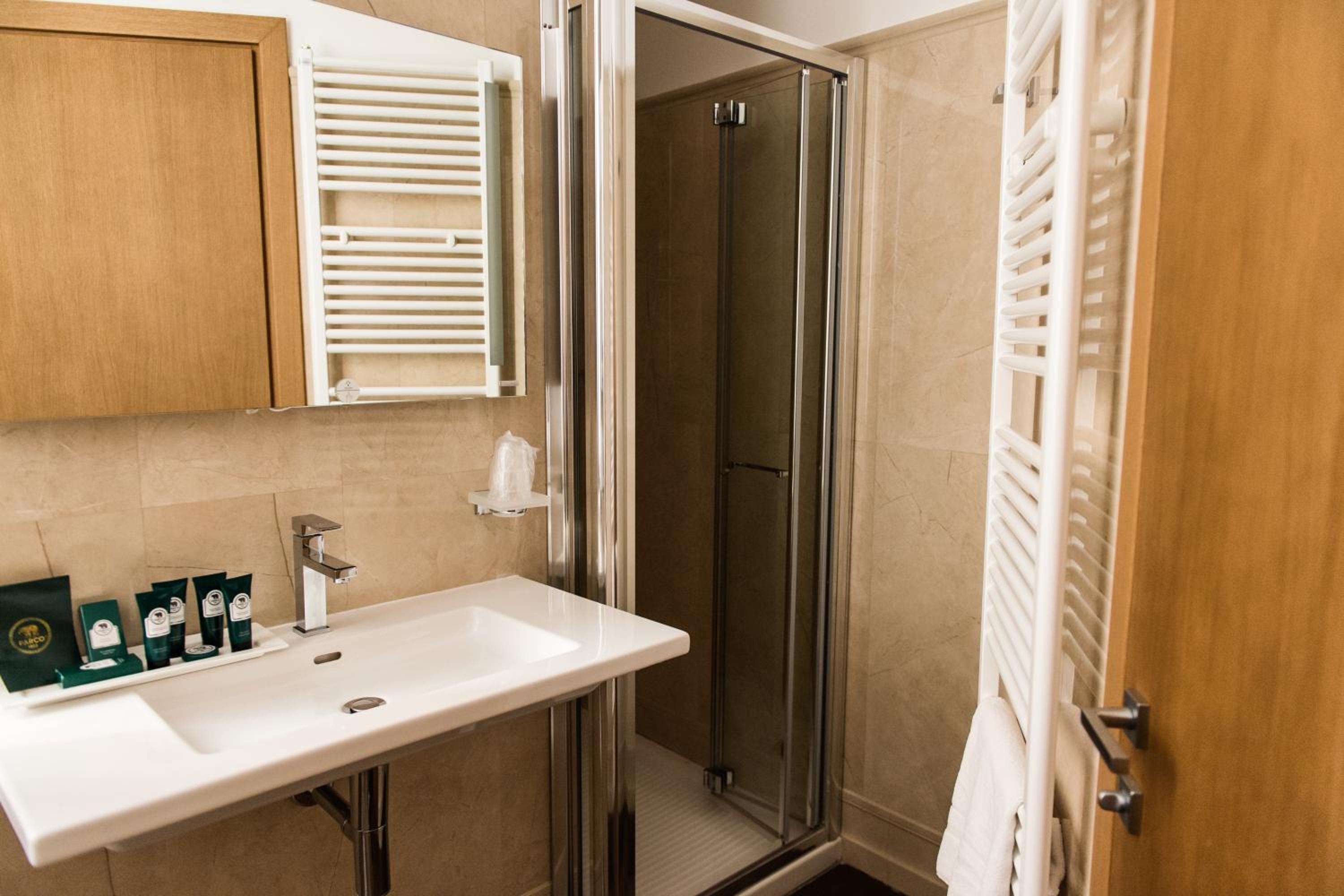 Deluxe Suite with Spa Bath photo 2