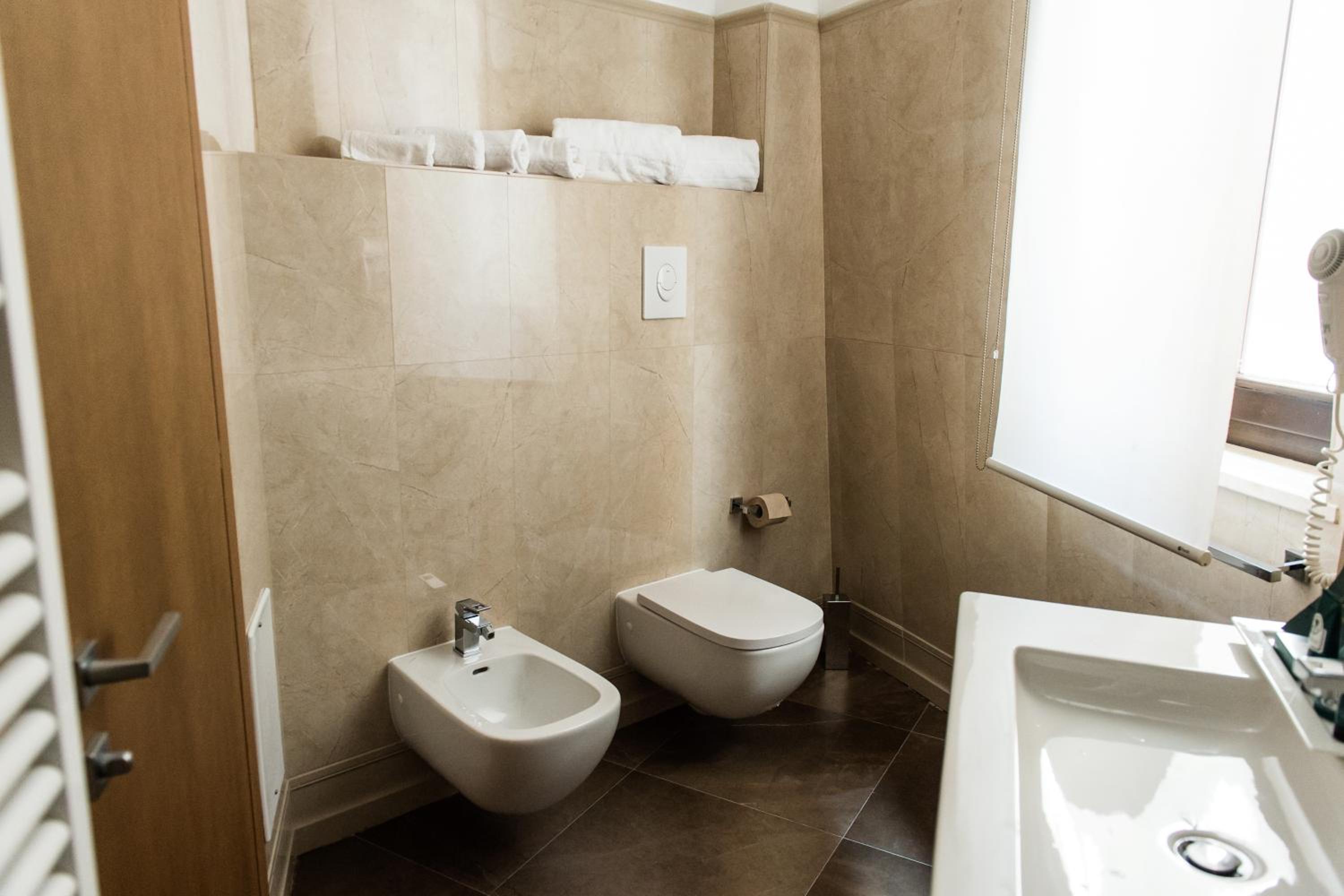 Deluxe Suite with Spa Bath photo 3