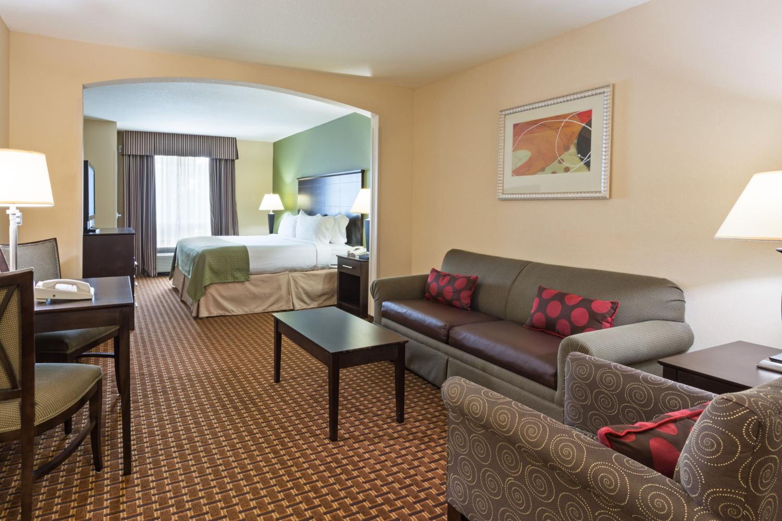 One-Bedroom Suite with Tub - Mobility Accessible - Photo 1