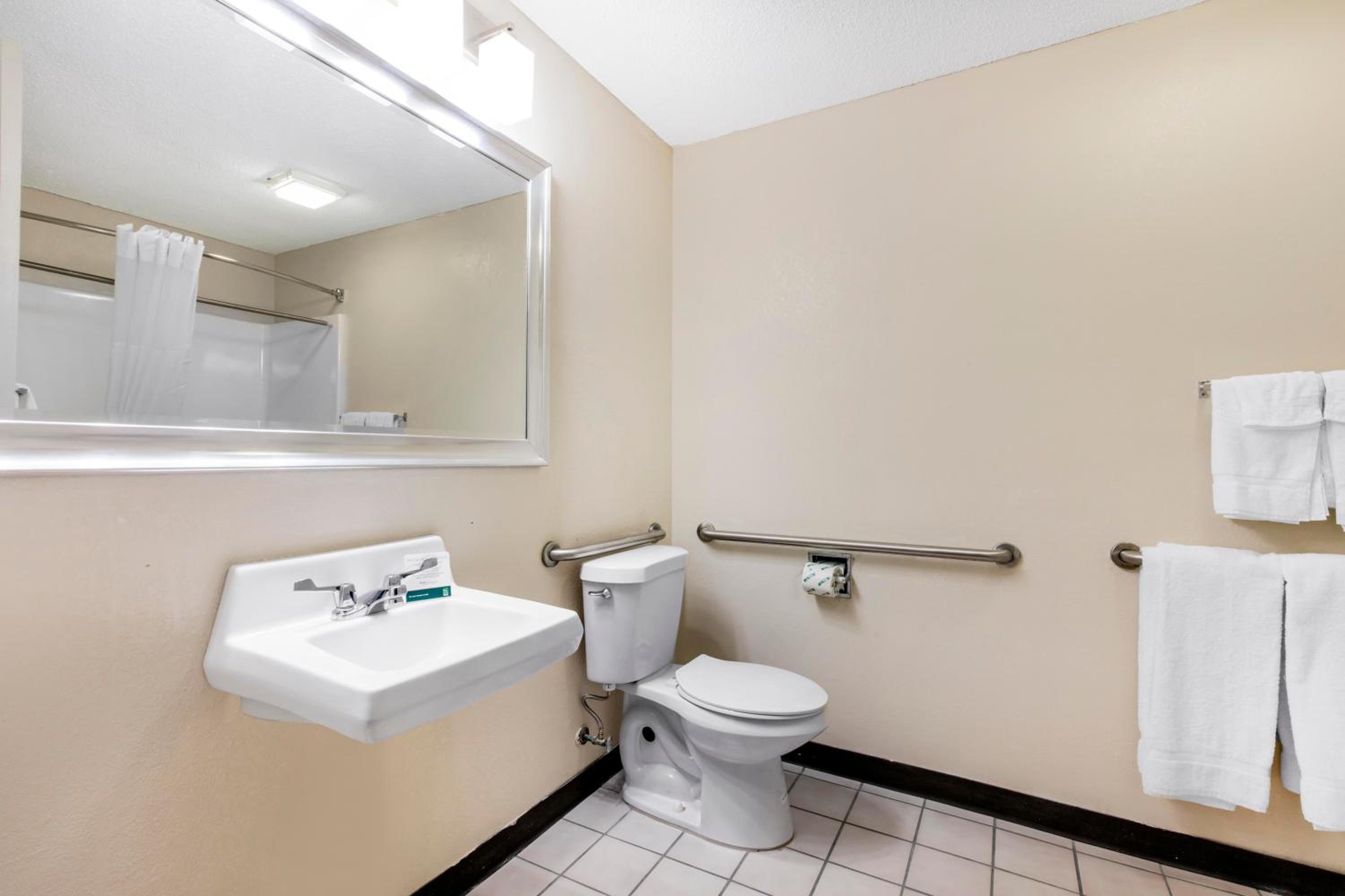 King Room - Accessible/Non-Smoking photo 3