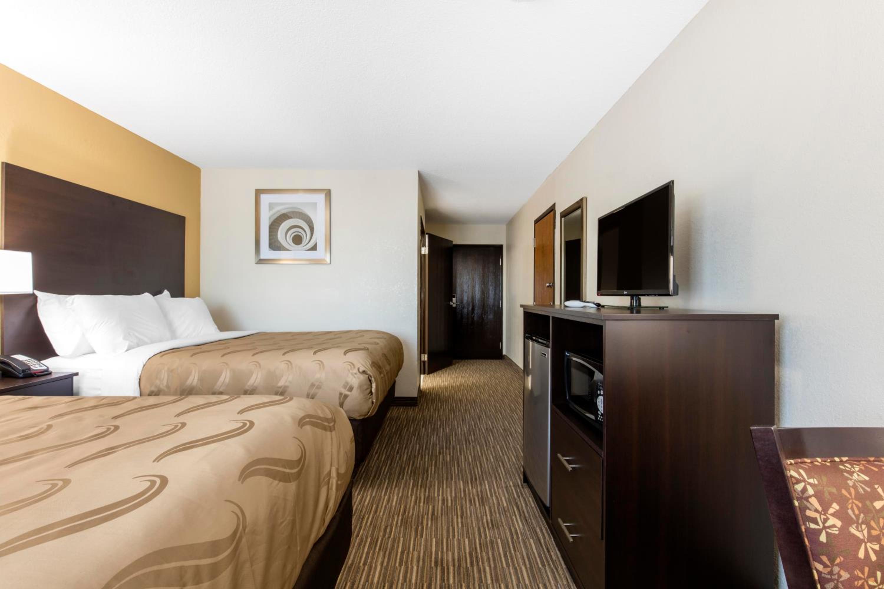 Queen Room with Two Queen Beds - Non-Smoking photo 2
