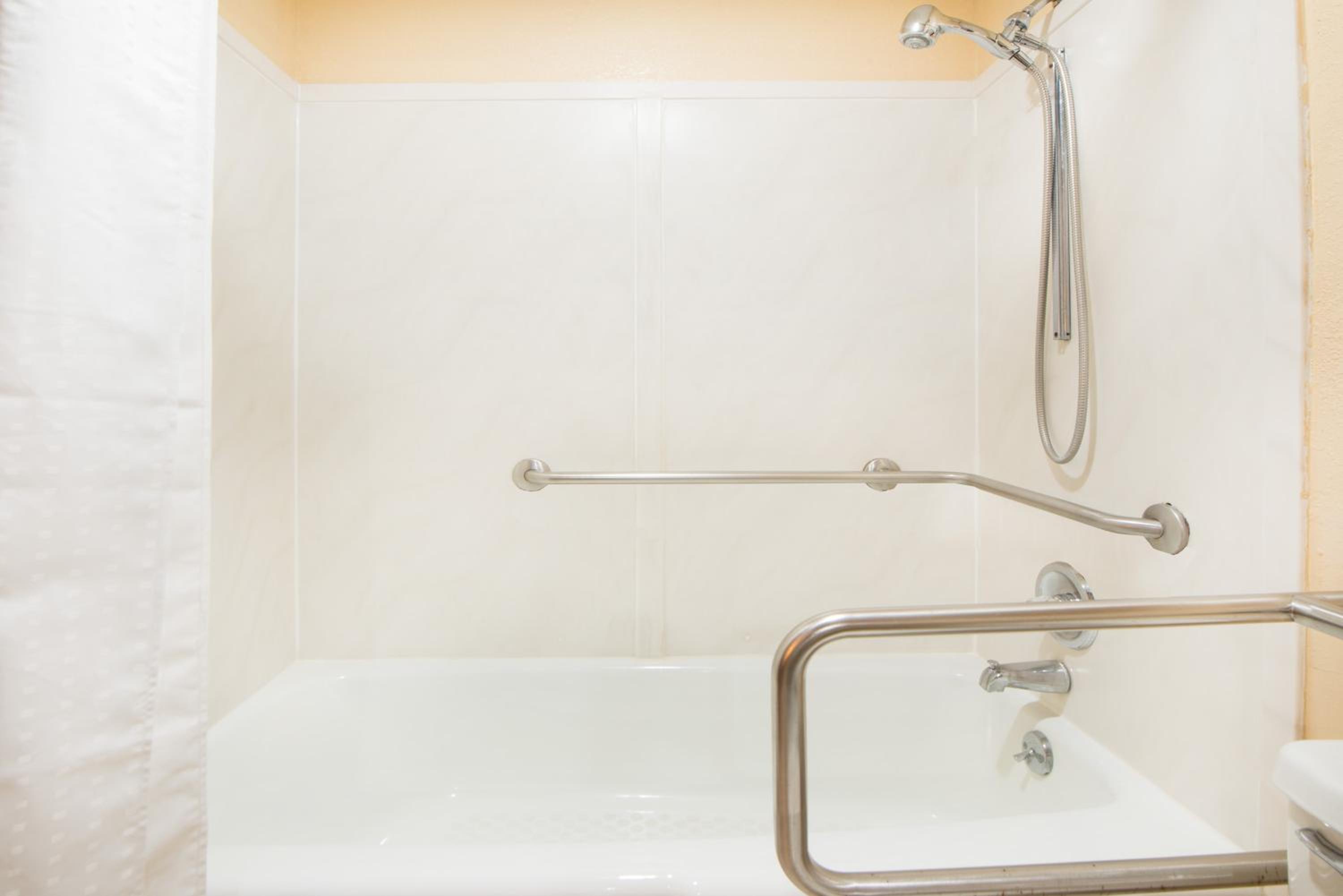 Queen Room with Two Queen Beds and Bath Tub - Mobility/Hearing Accessible - Non-Smoking