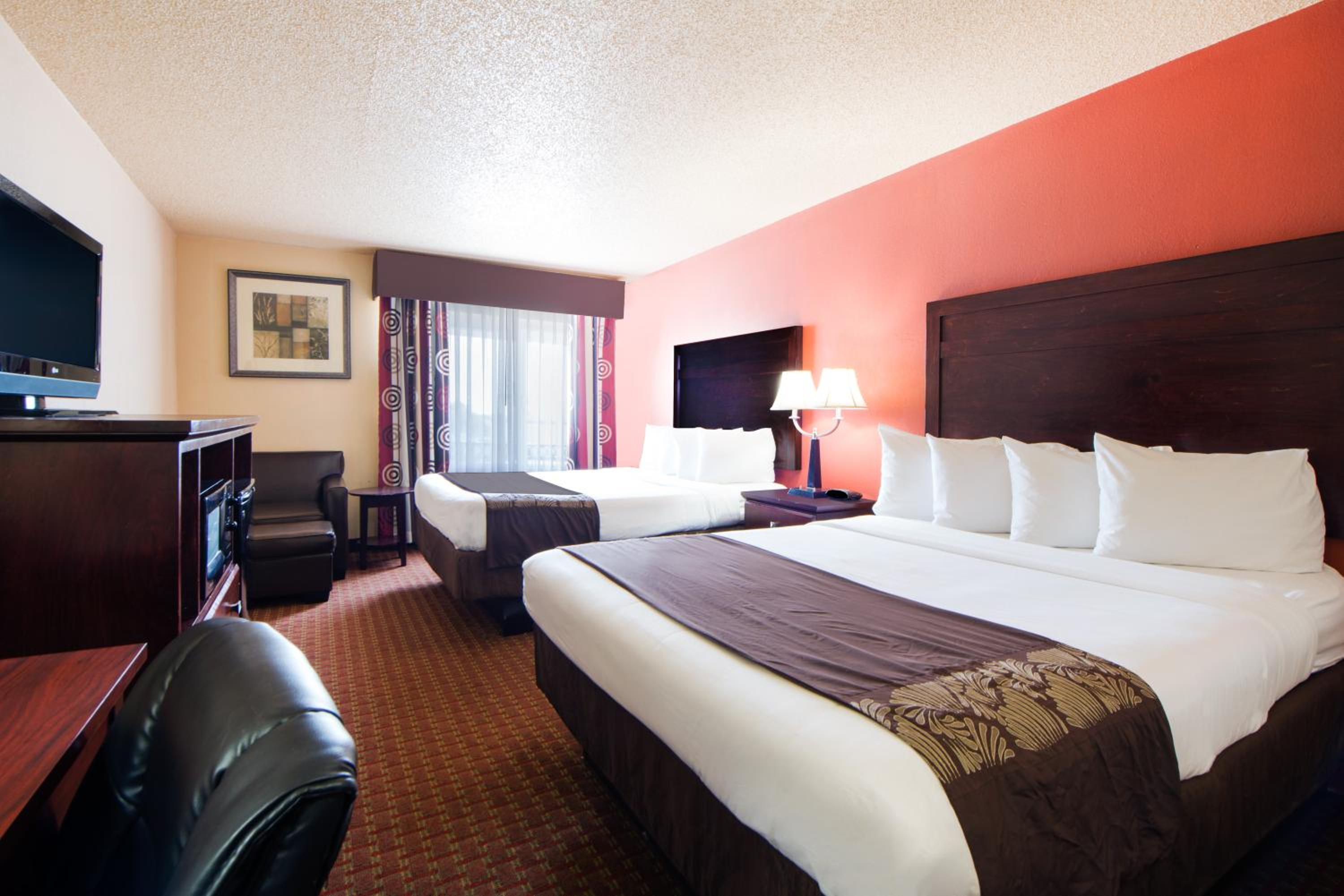 Queen Room with Two Queen Beds - Non-Smoking photo 3