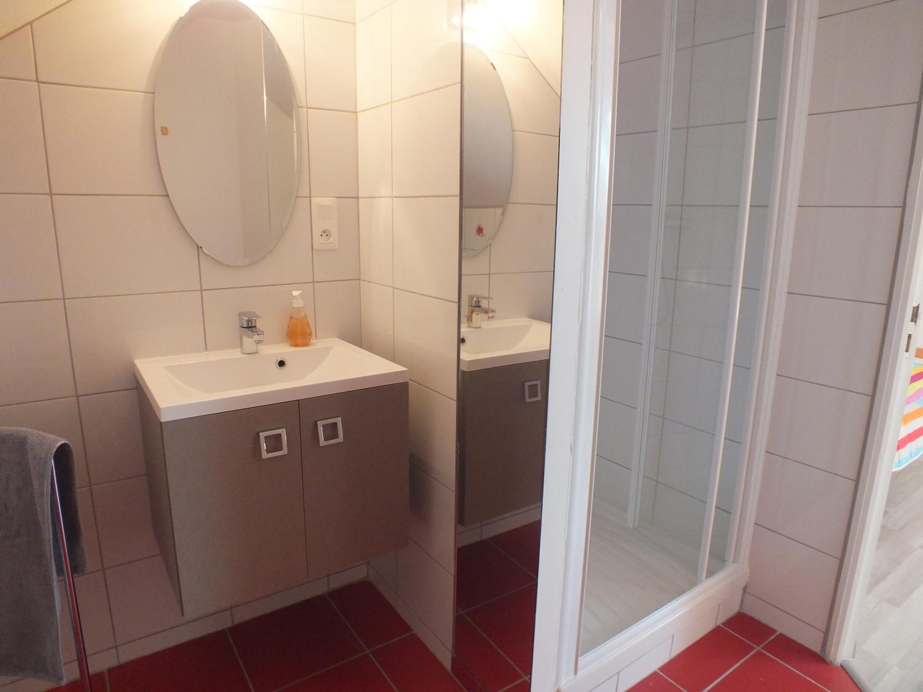 Double Room with Shower - Photo 6