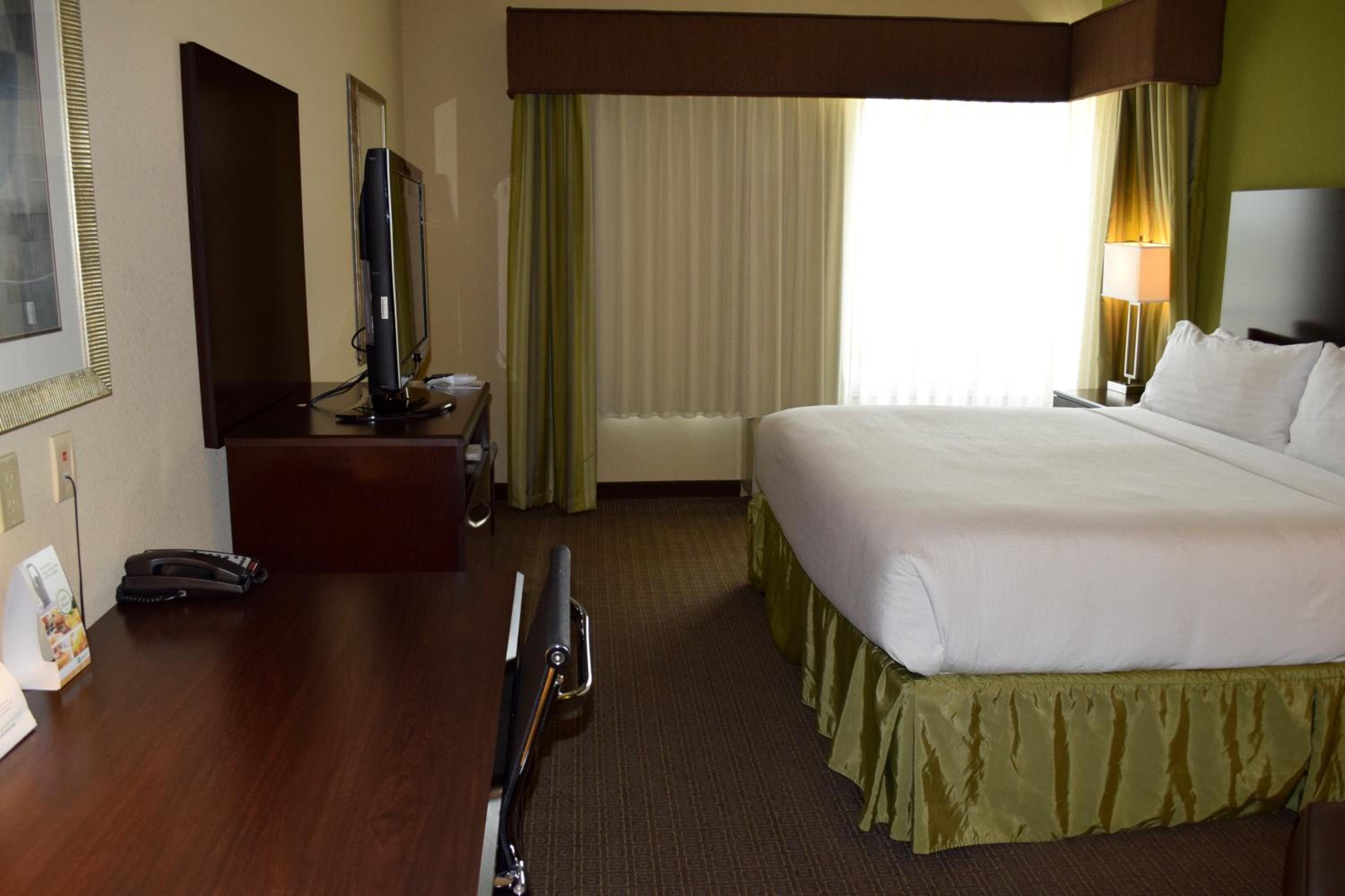 Standard King Room - Photo 4