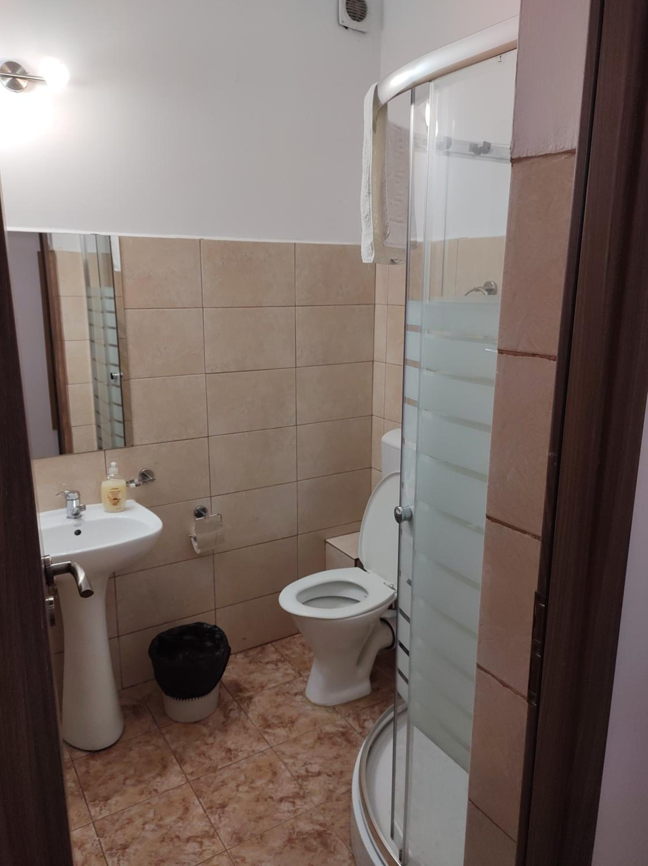 Quadruple Room with Private Bathroom - Photo 6