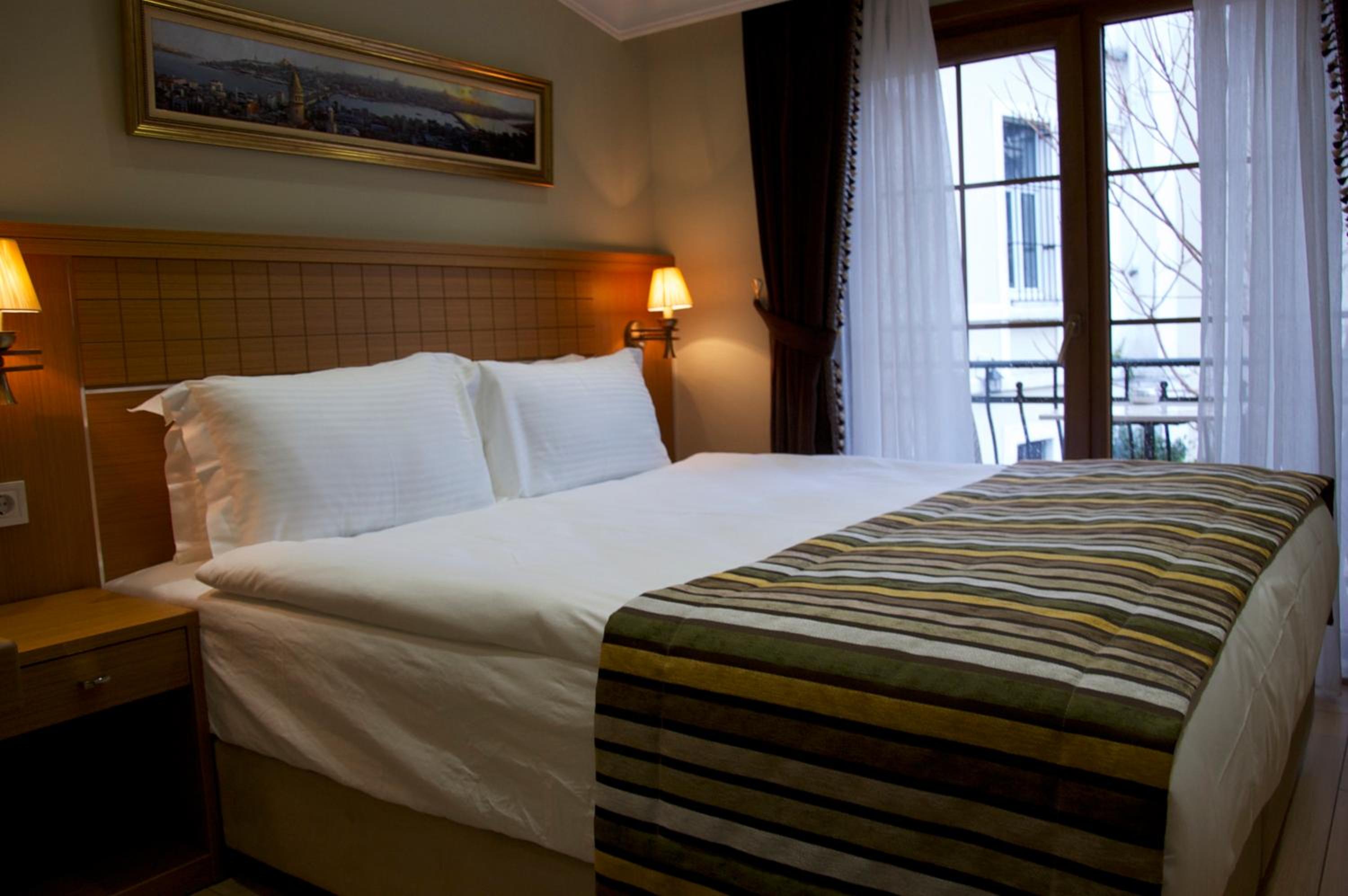 Deluxe Suite with Balcony photo 3