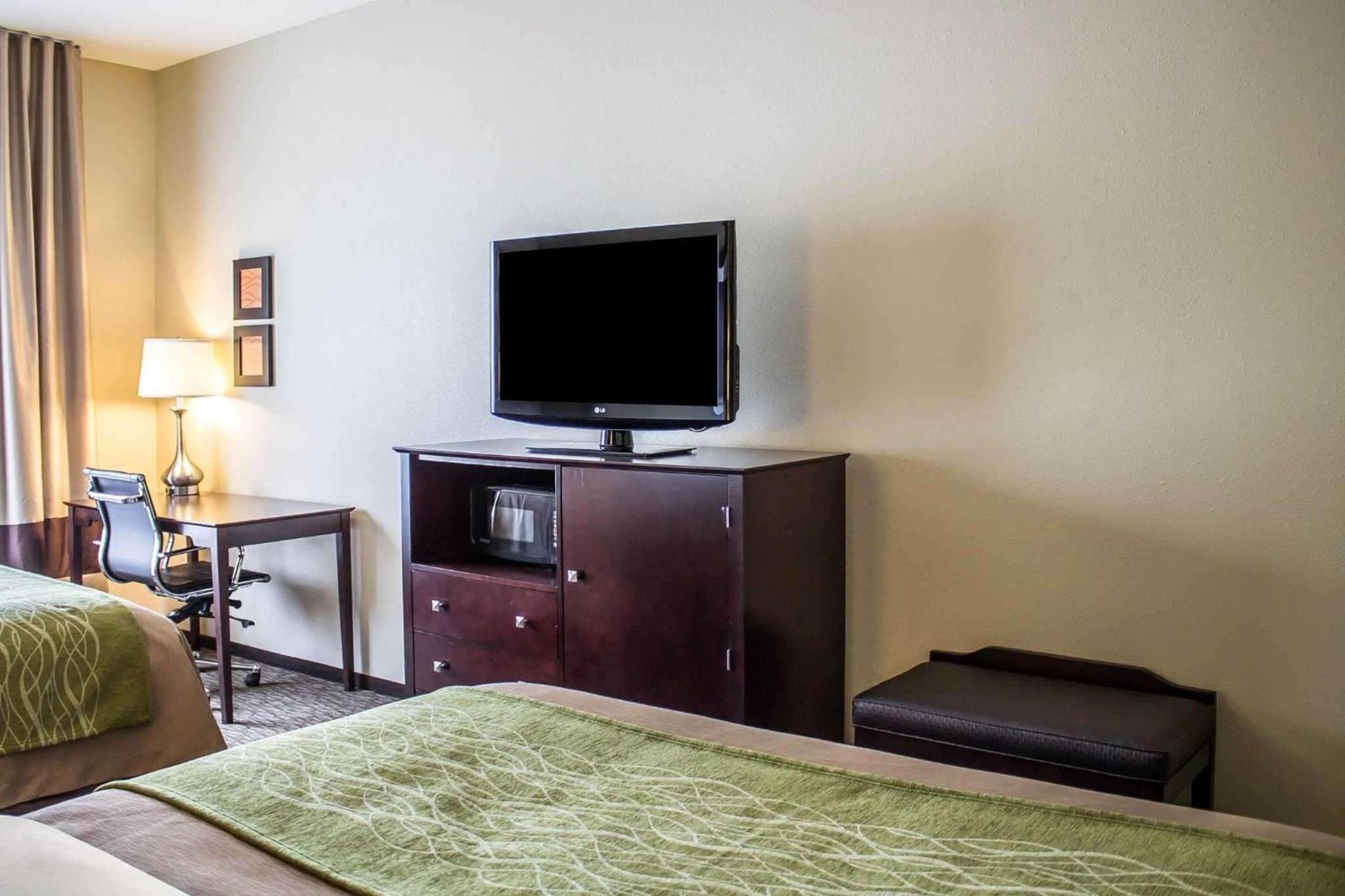 Queen Room with Two Queen Beds - Non-Smoking photo 2