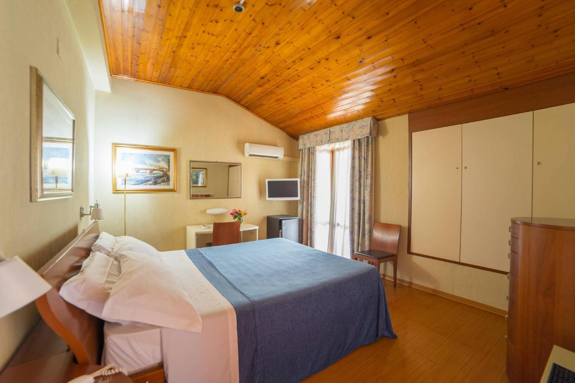 Double Room with Private Bathroom - Photo 1