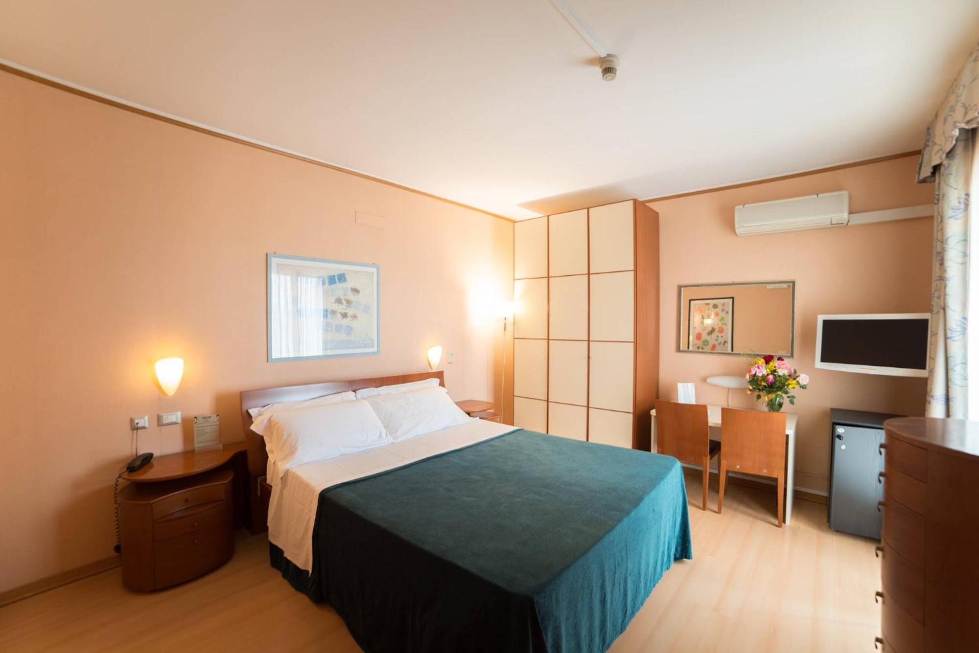 Double Room with Private Bathroom - Photo 2