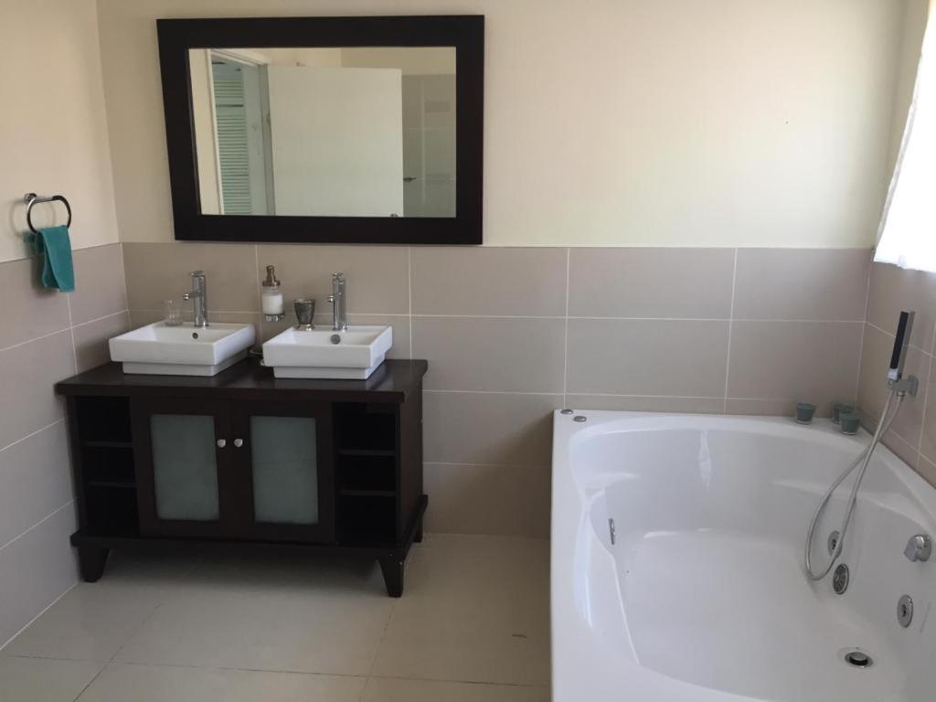 Five-Bedroom House - Photo 15