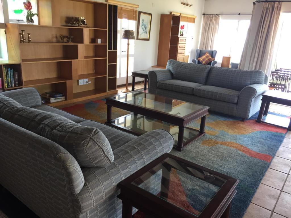 Five-Bedroom House - Photo 18