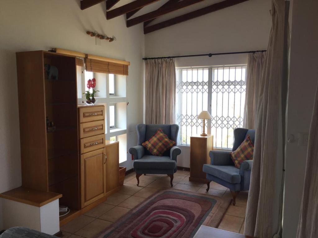 Five-Bedroom House - Photo 19