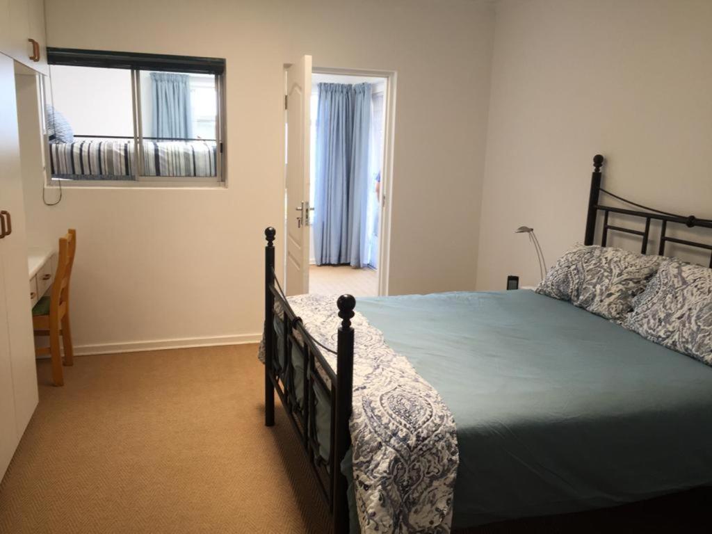 Five-Bedroom House - Photo 2