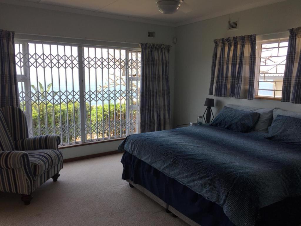 Five-Bedroom House - Photo 3