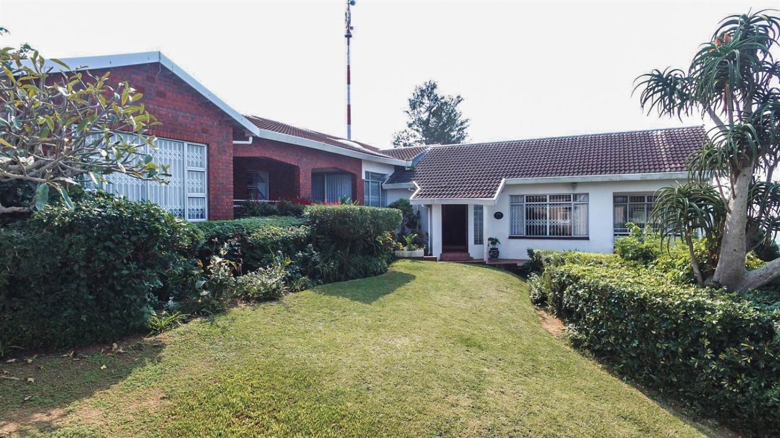 Five-Bedroom House - Photo 4