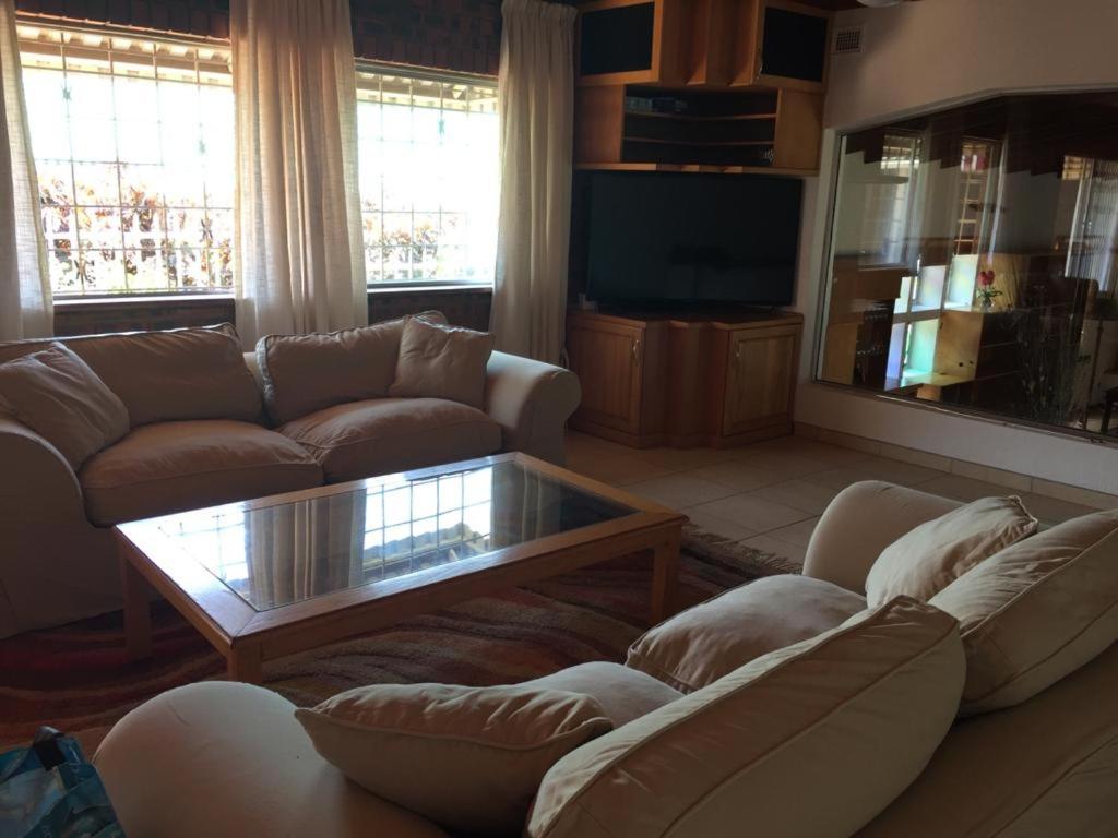 Five-Bedroom House - Photo 5