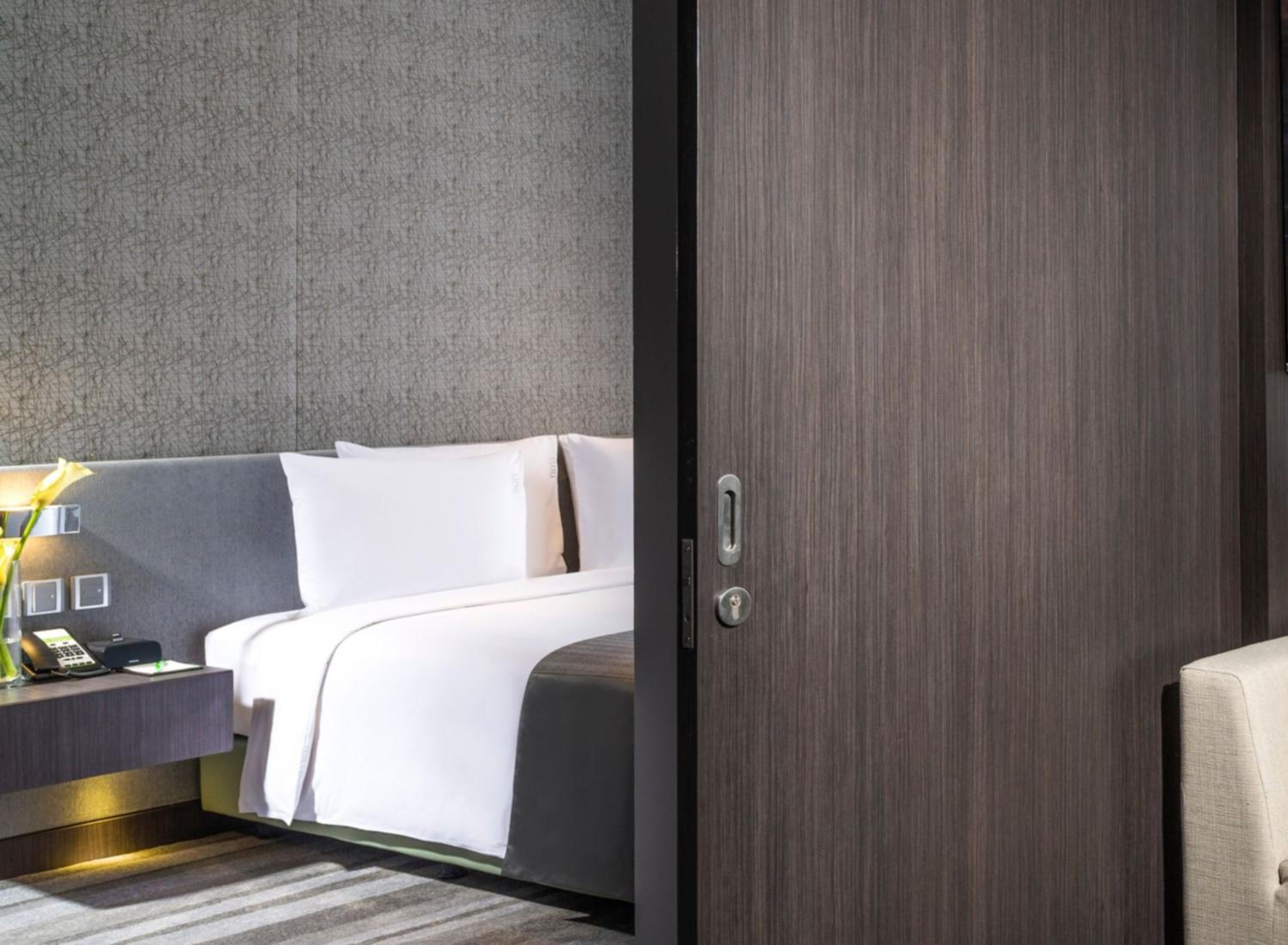 One-Bedroom King Suite with City View thumbnail 6