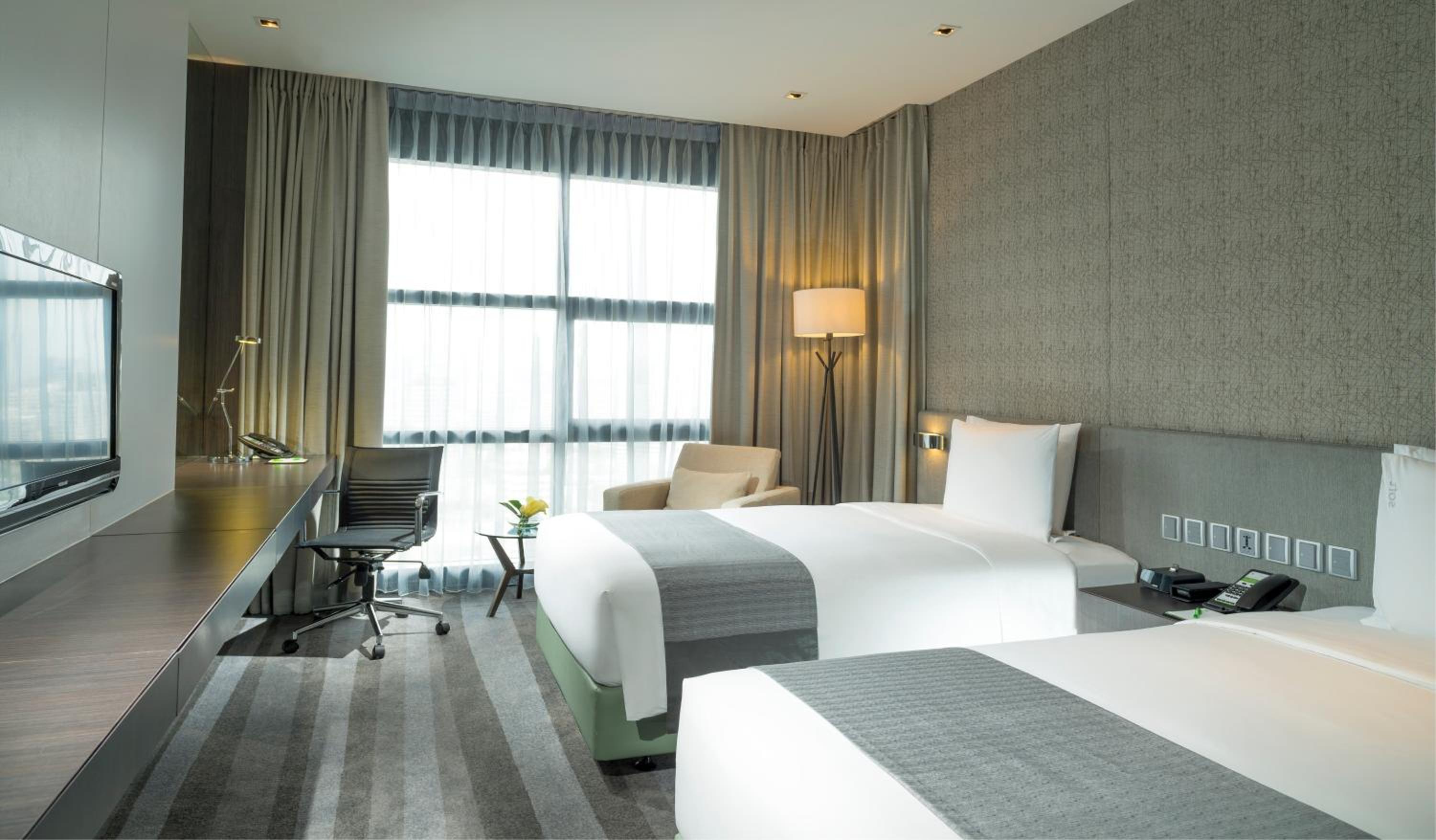 Standard Twin Room with City View - Smoking thumbnail 5