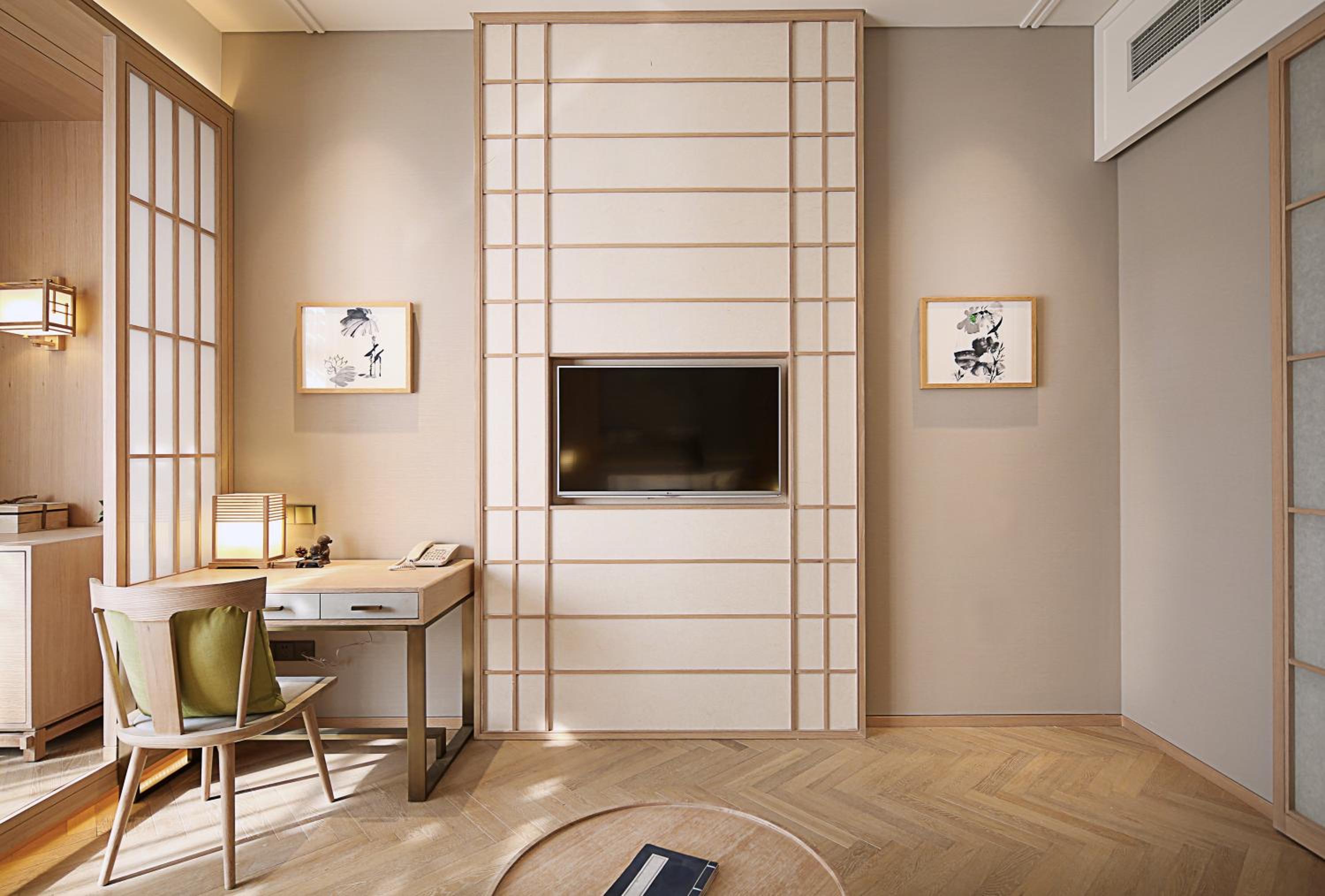 Premium King Room - Photo 5