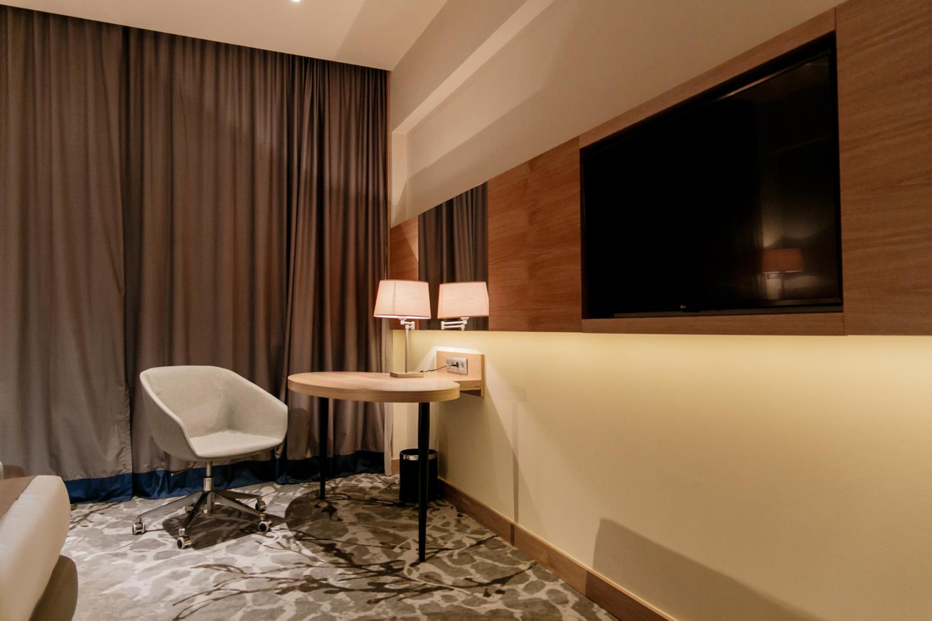Standard King Room - Photo 9