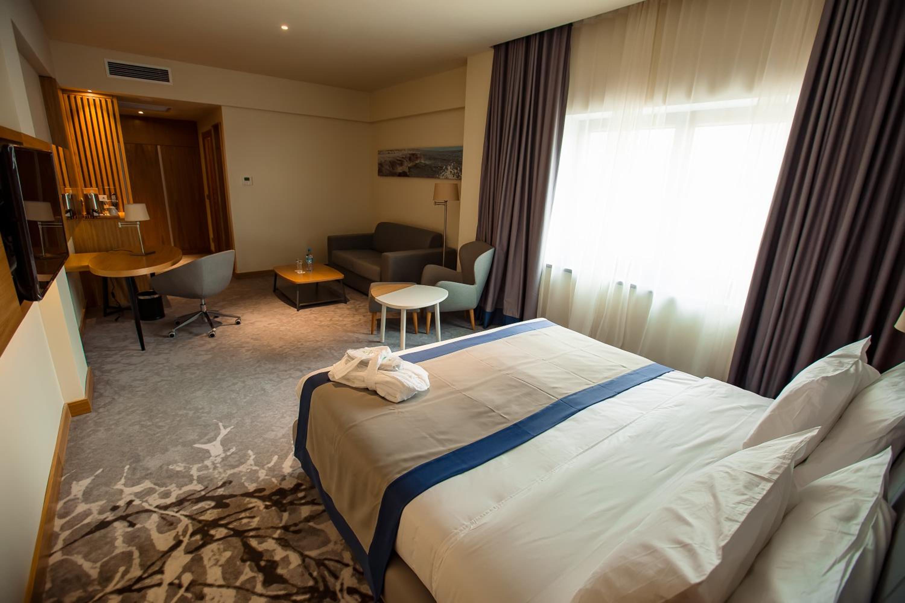 Premium King Room - Smoking - Photo 15