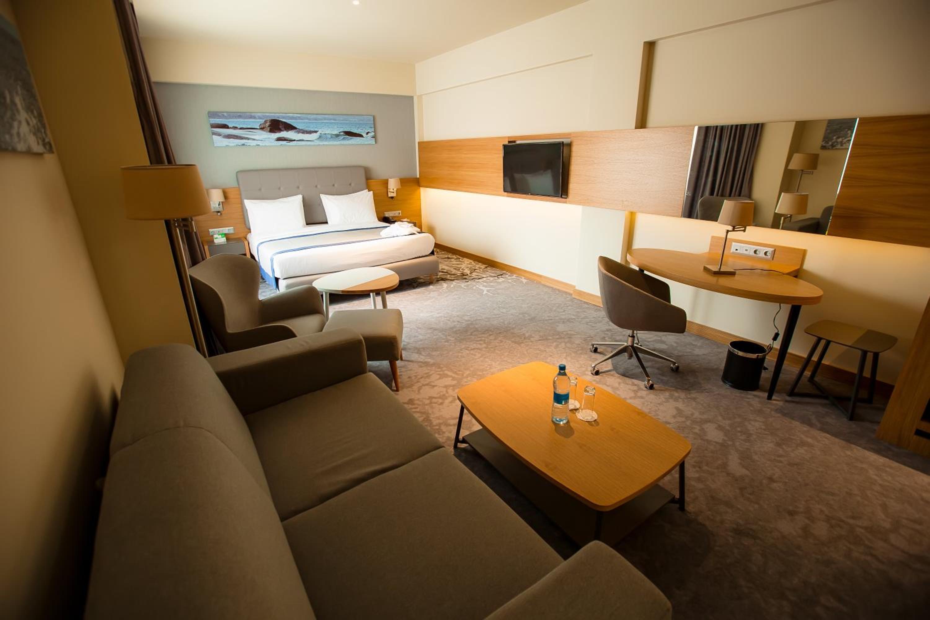 Premium King Room - Smoking - Photo 13