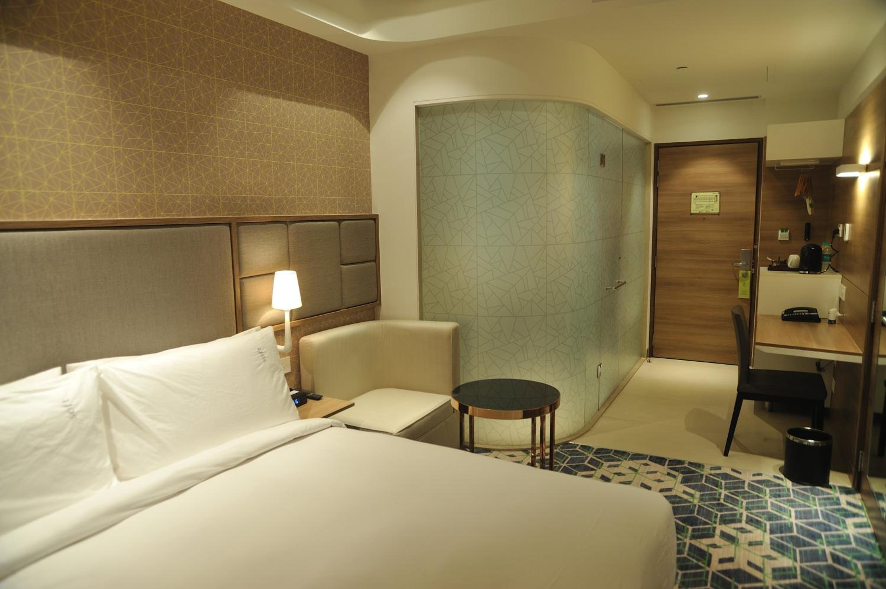 Standard King Room with City View - Photo 18