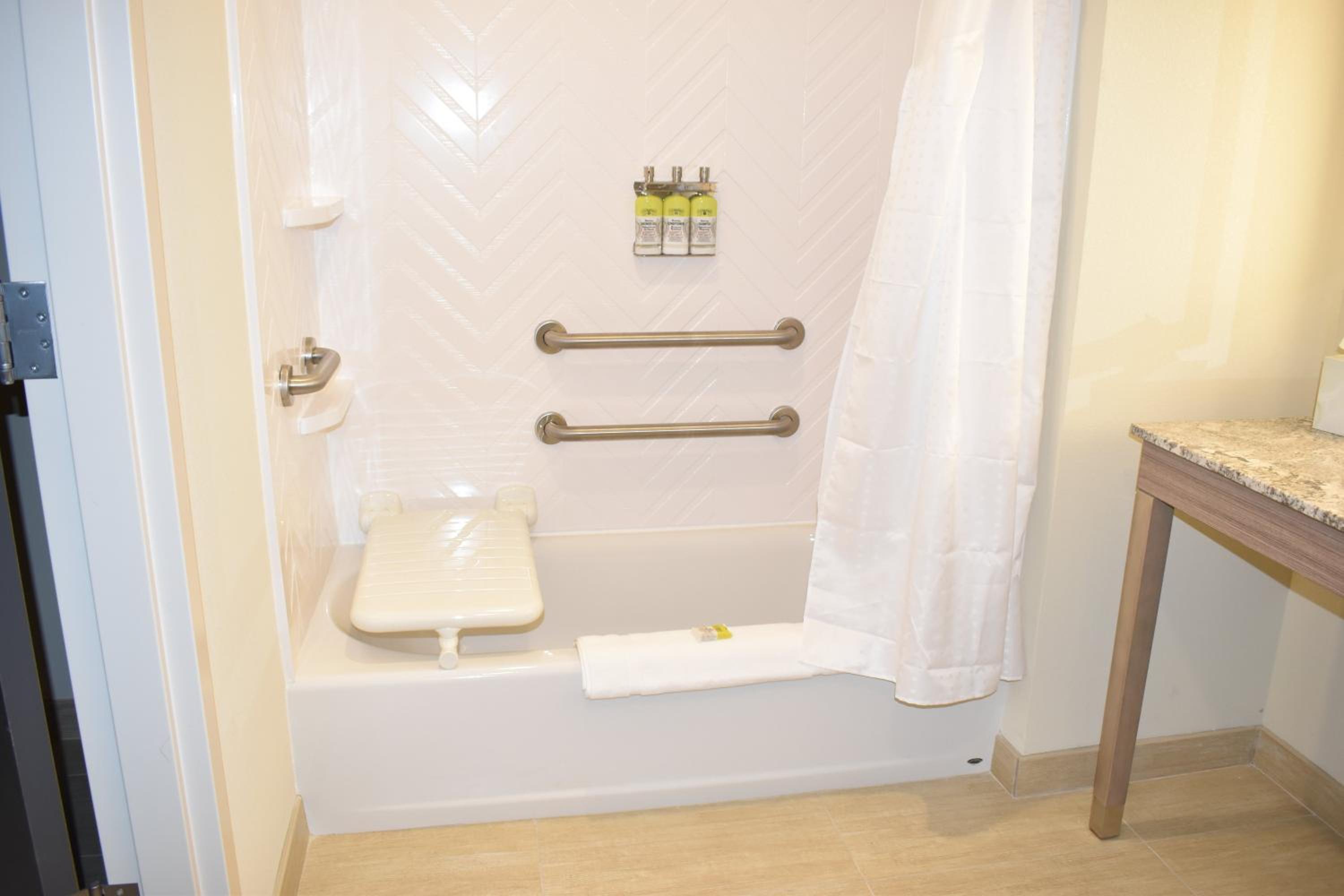 Queen Room with Two Queen Beds - Mobility Access Tub/Non-Smoking photo 3