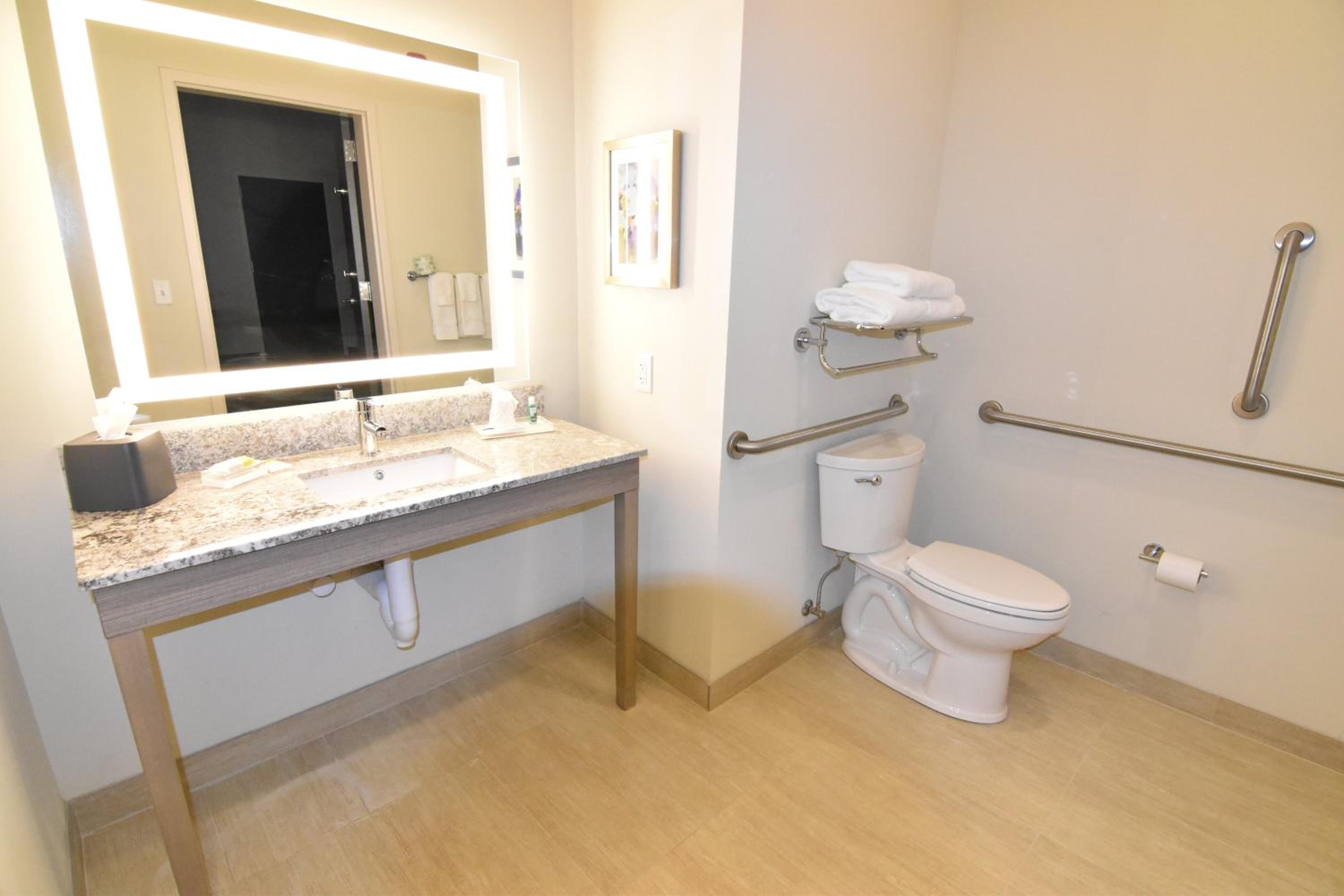 King Room - Mobility Access/Roll in Shower - Non-Smoking photo 3