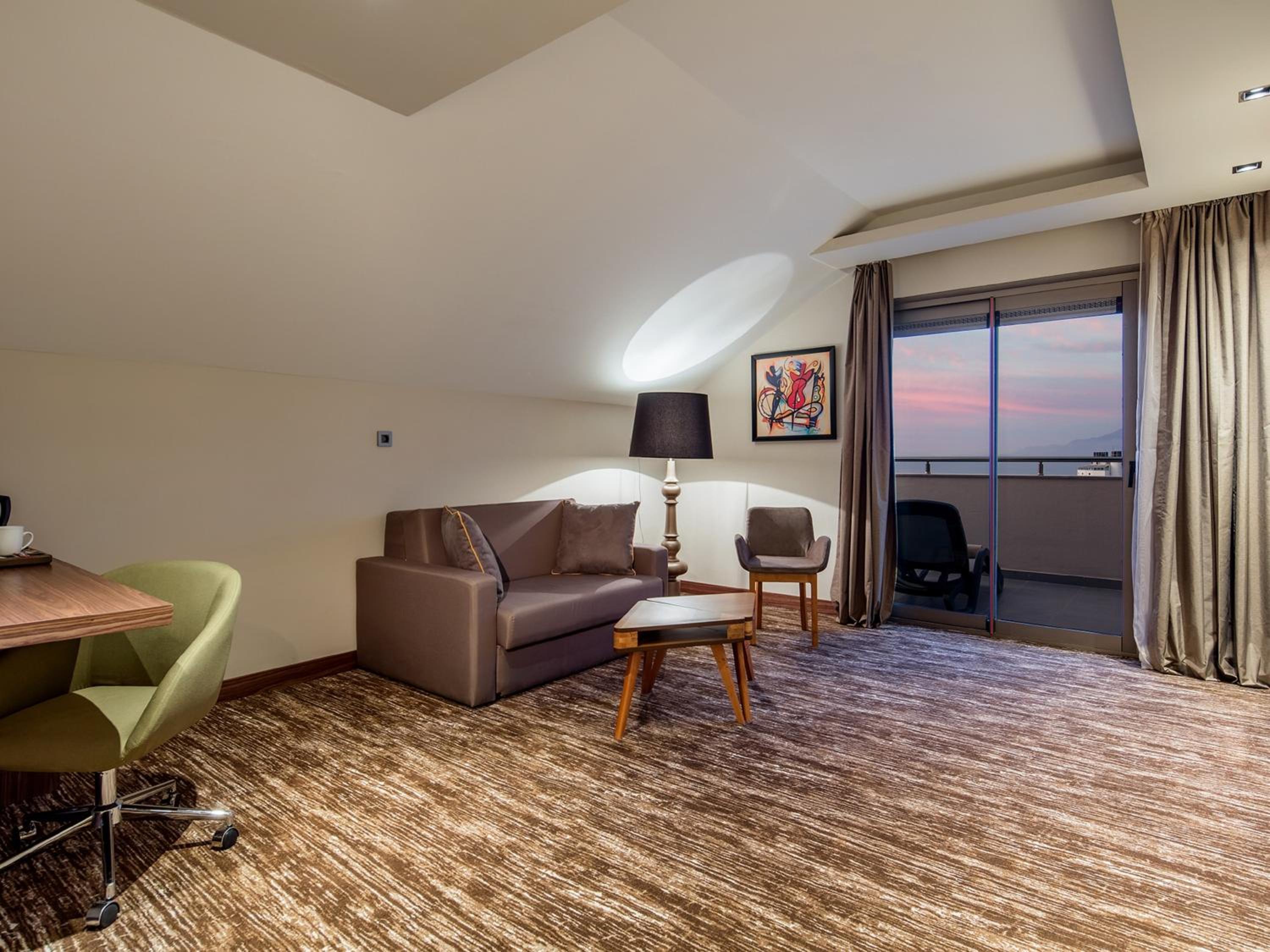 One-Bedroom Queen Suite with Sea View thumbnail 6