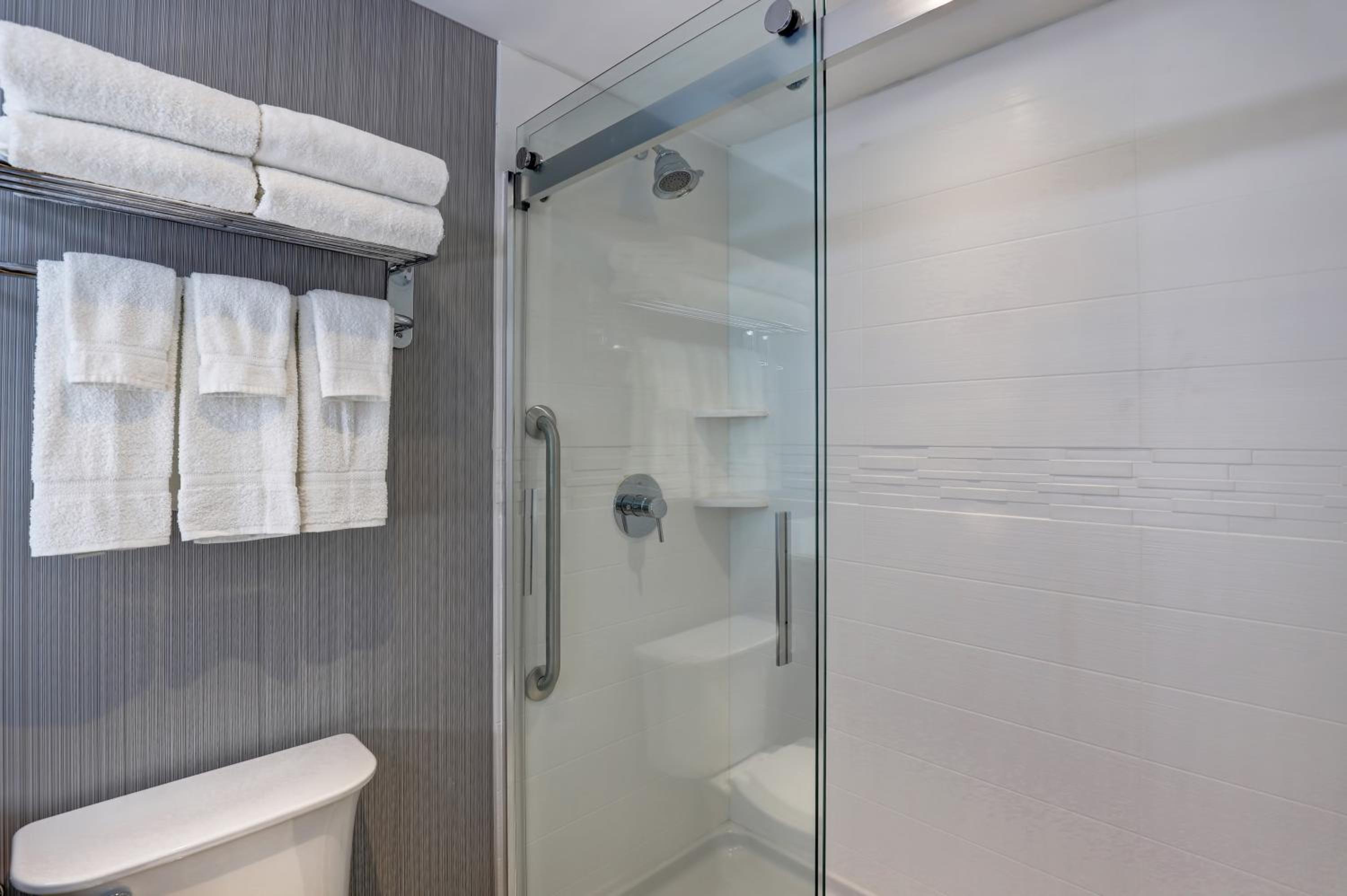 Standard King Room with Walk-In Shower - Photo 2