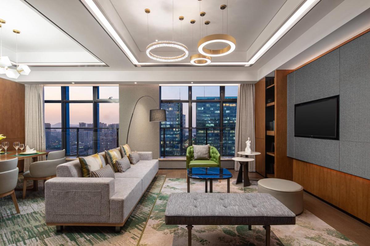 Deluxe King Suite - Non-Smoking