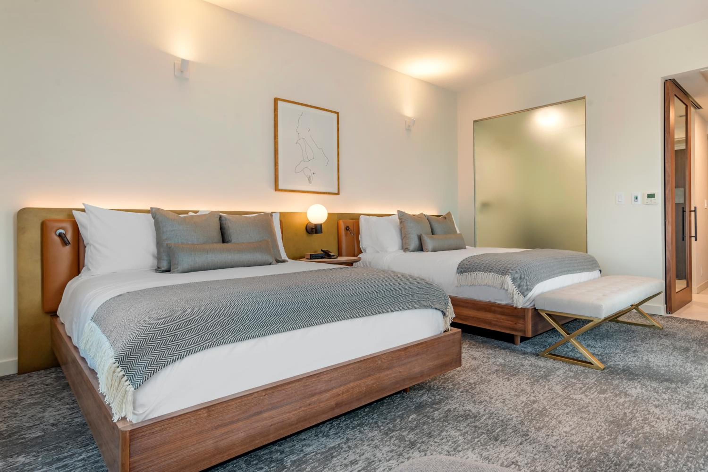 Queen Room with Two Queen Beds - Photo 2