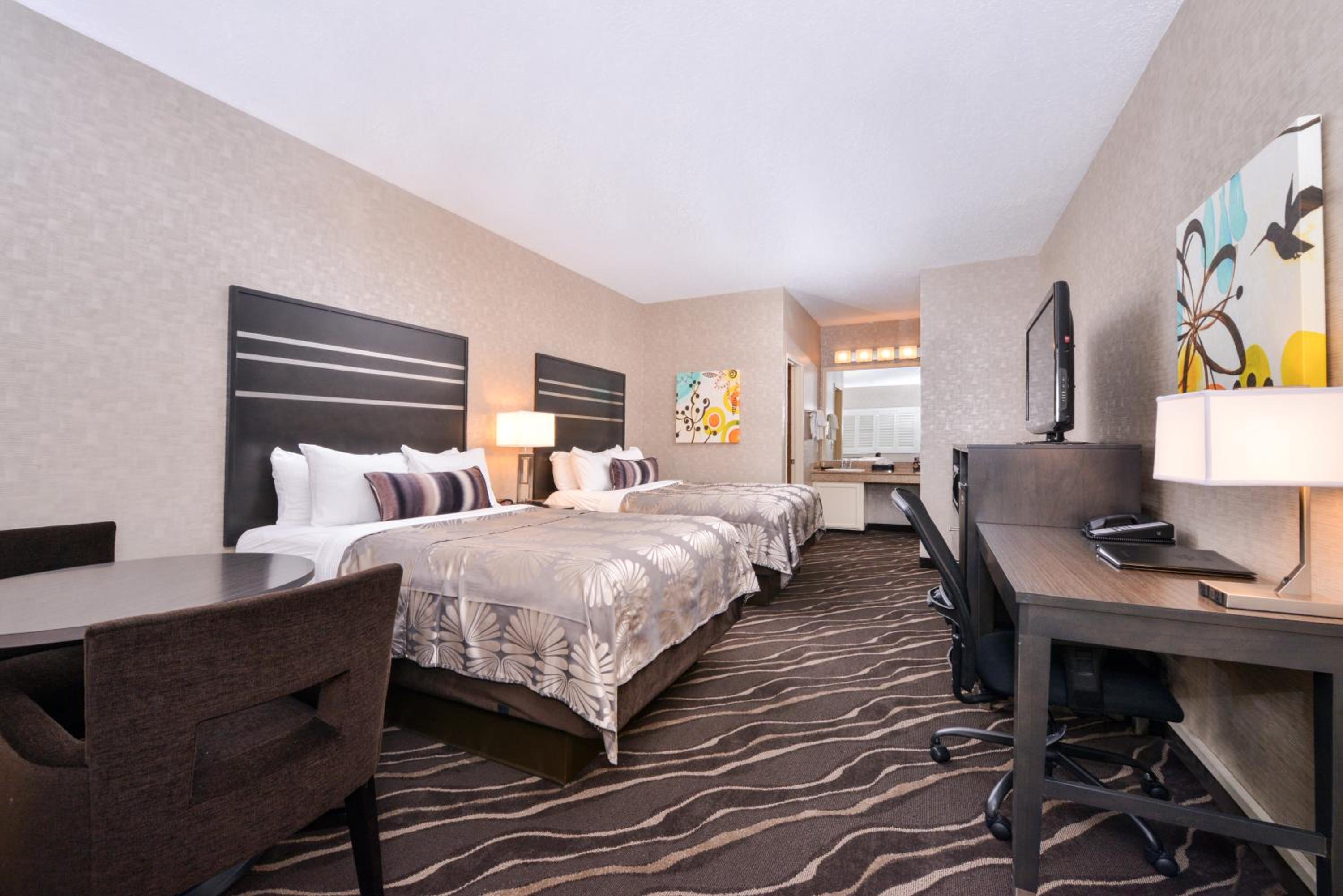 Queen Room with Two Queen Beds - Non-Smoking - Photo 2