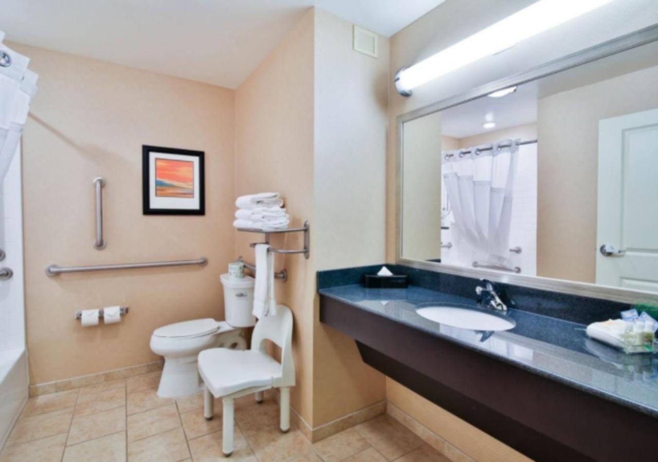 Standard Queen Room with Two Queen Beds and Tub - Mobility/Communications Accessible photo 3