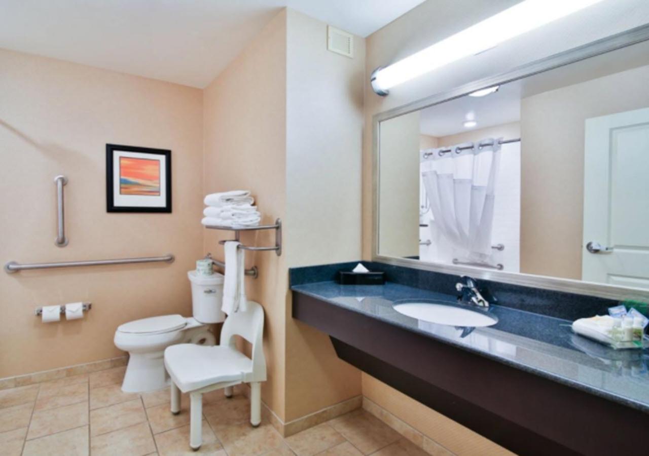 Queen Room with Two Queen Beds - Hearing Accessible/Non-Smoking photo 2