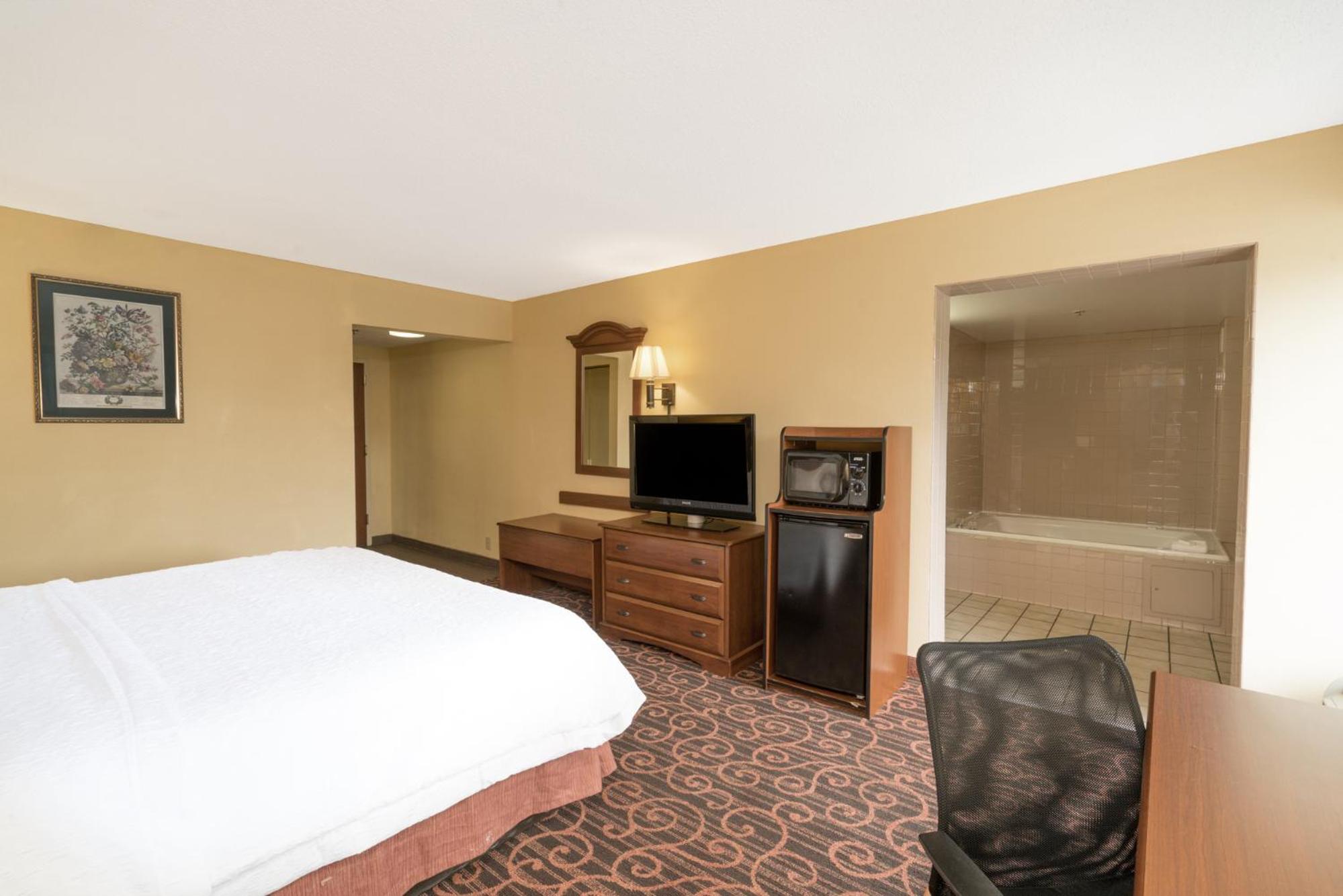 King Room With Spa Bath - Non-Smoking photo 3