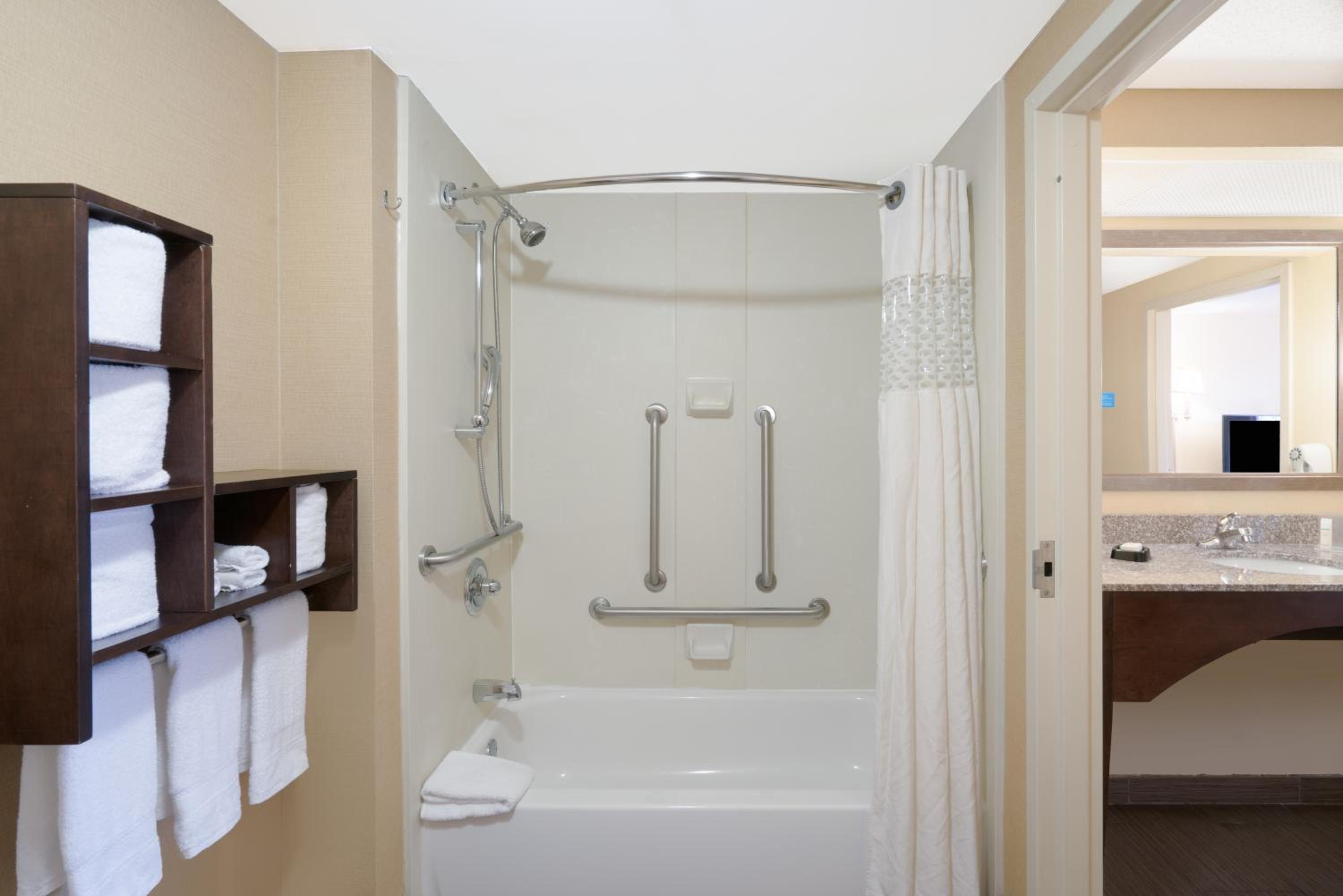 King Room - Desability/Hearing Access Tub - Non-Smoking - Photo 2