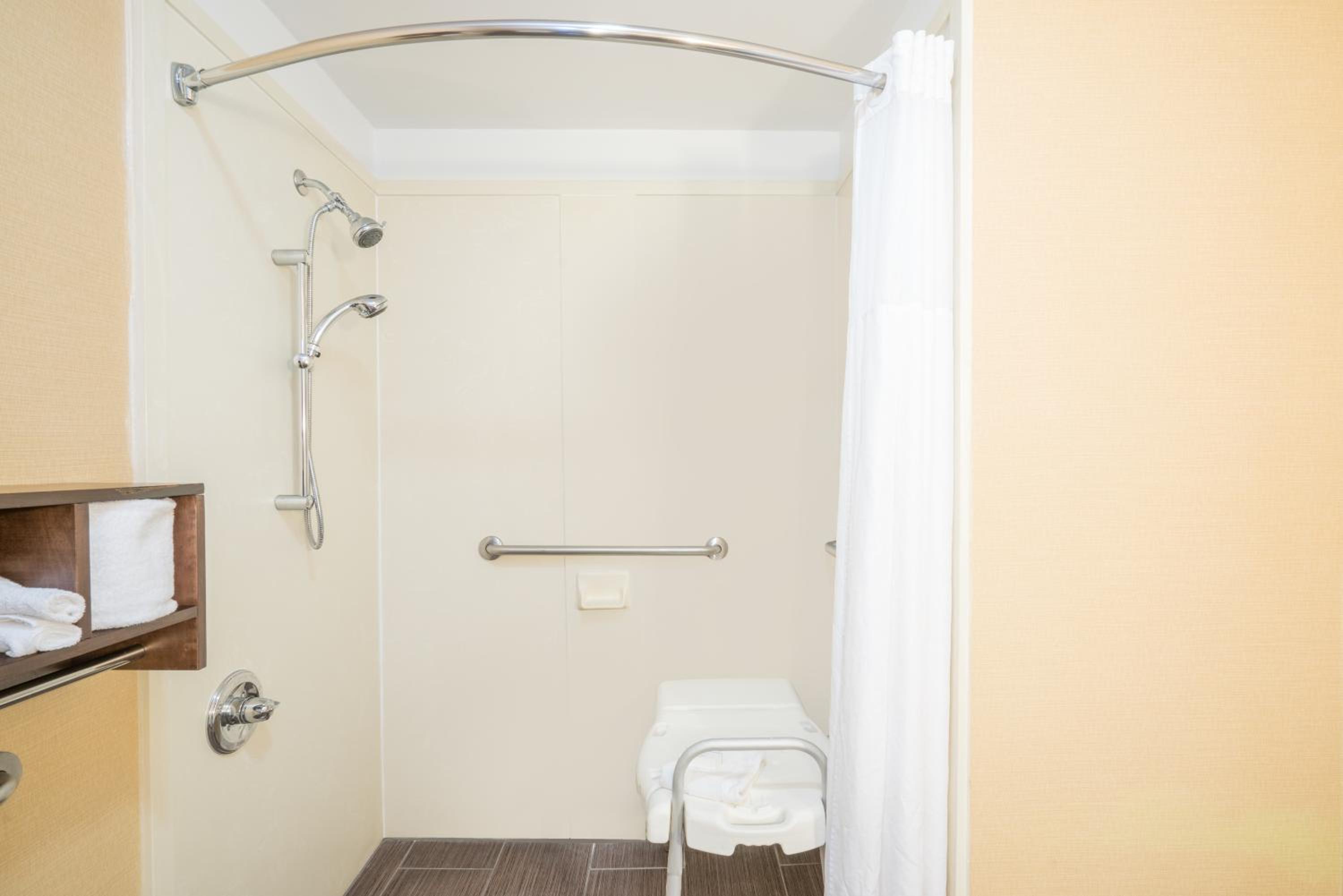 King Room - Desability/Hearing Access Tub - Non-Smoking - Photo 3
