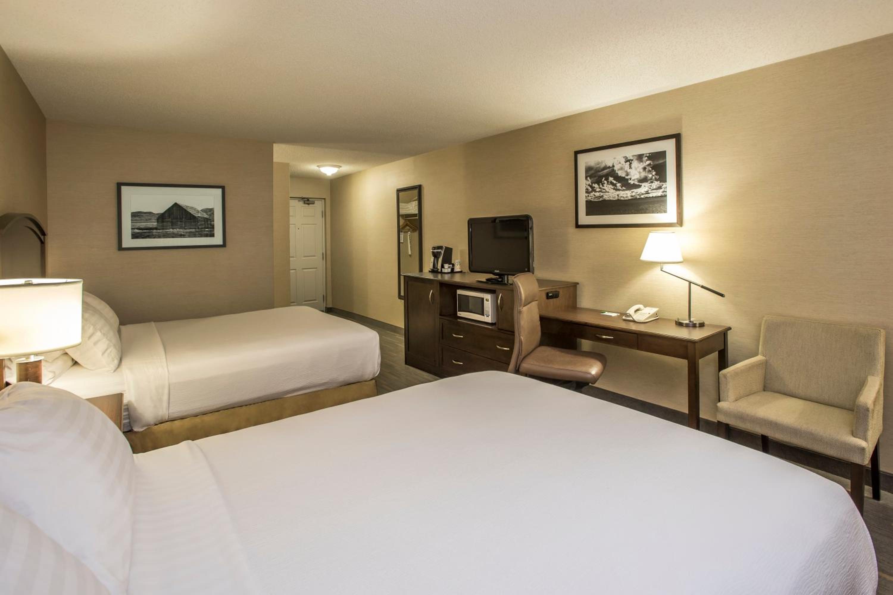 Standard Room with Two Queen Beds - Photo 3