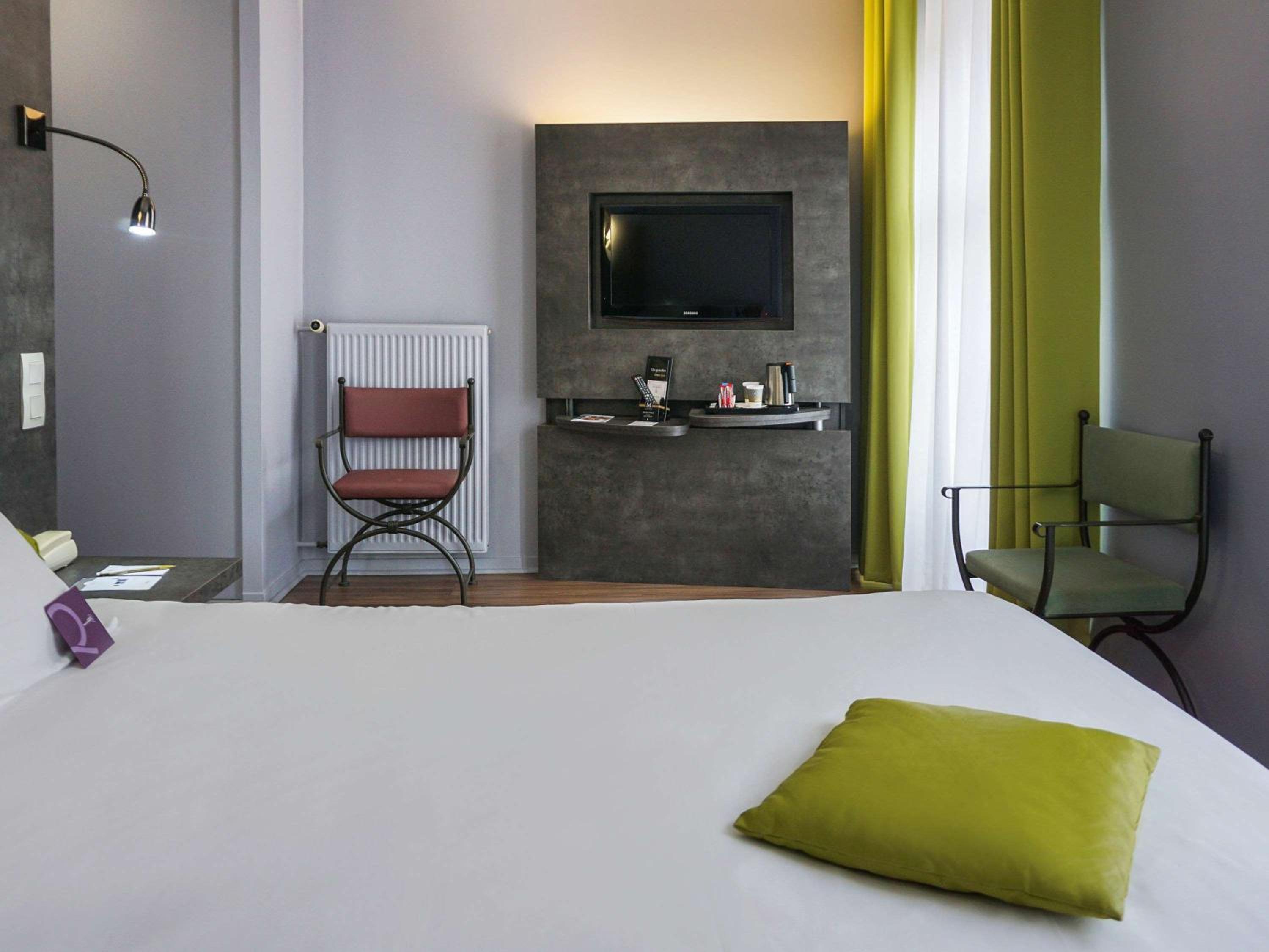Street Side Superior Room with Double Bed and Twin Beds - Photo 4