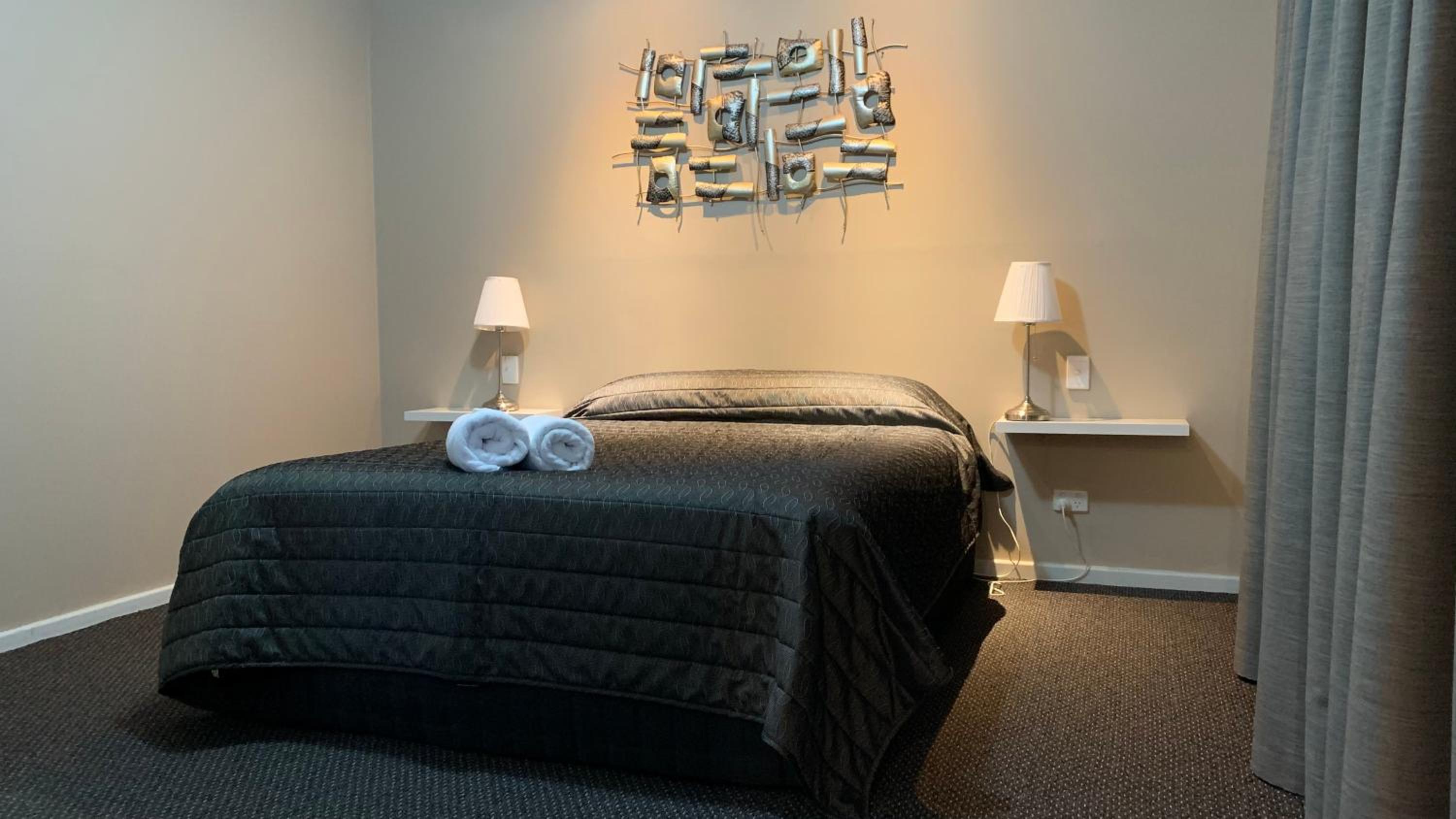 One-Bedroom Apartment - Photo 2